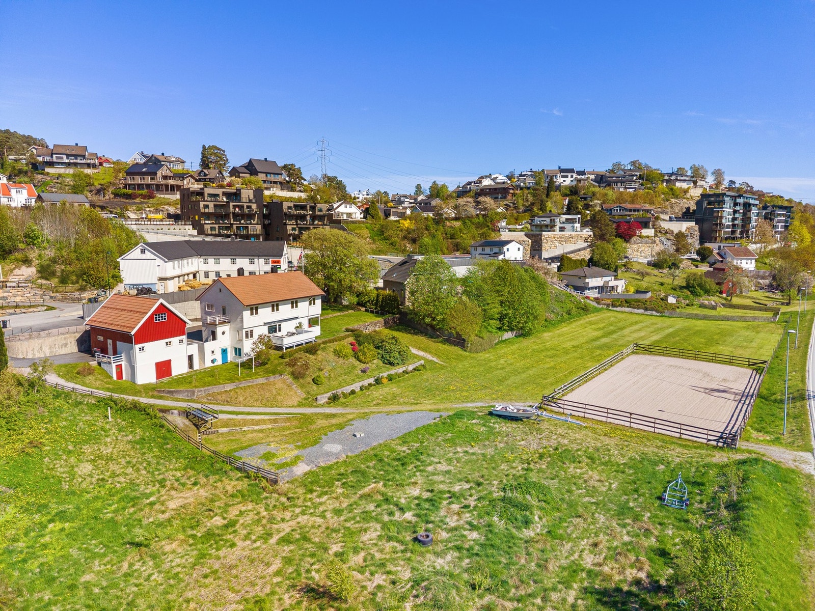 Dronefoto over eiendommen med ridebanen Galleribilde