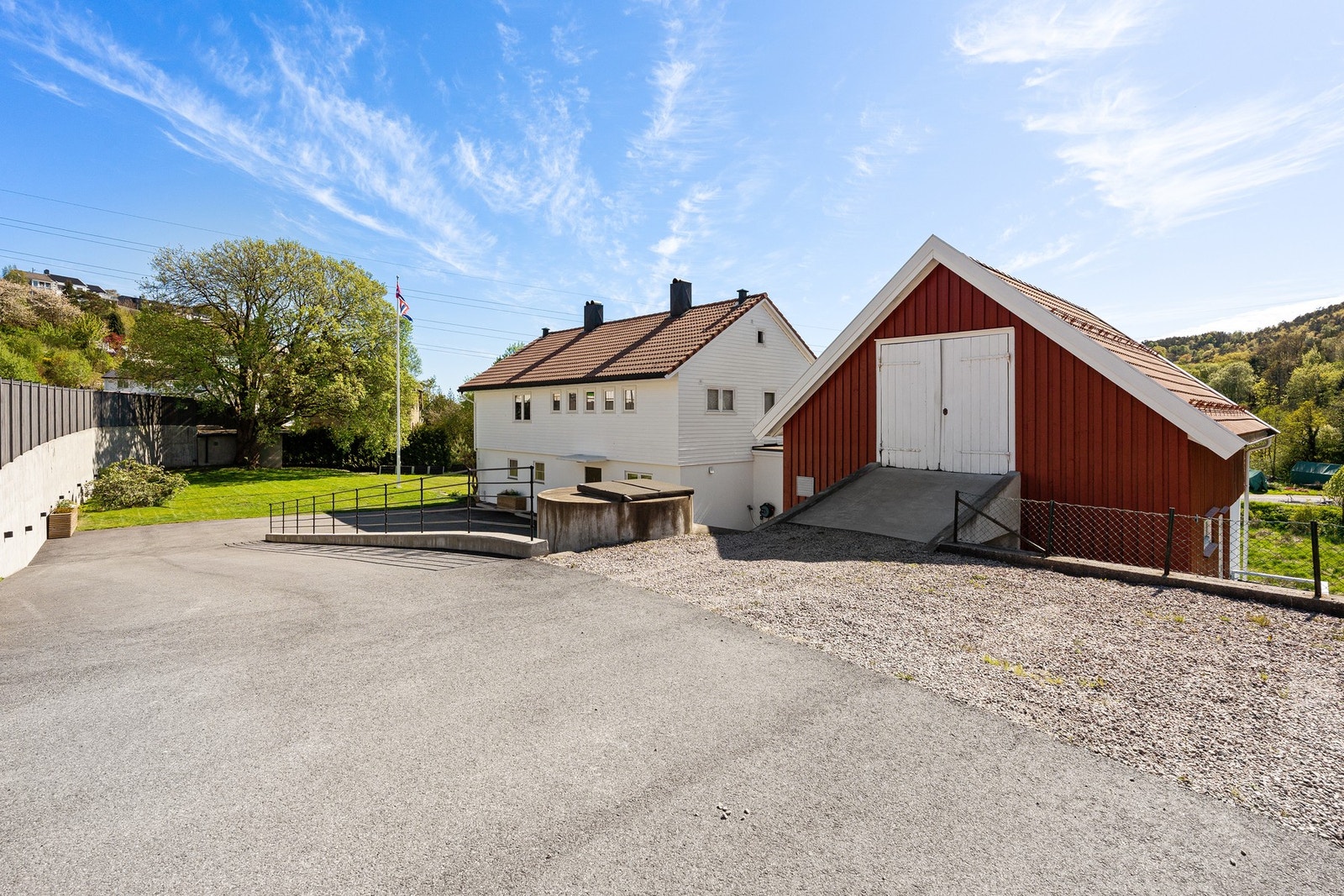 Nedkjørsel til eiendommen Galleribilde