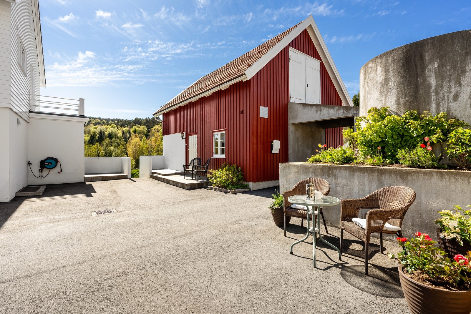 Driftsbygning/stall med stort loft Galleribilde