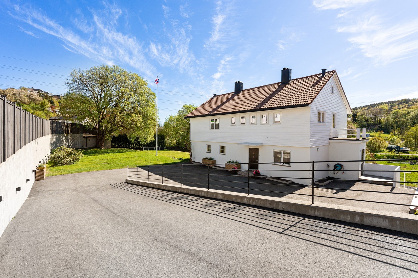 Nedkjørsel til eiendommen Galleribilde