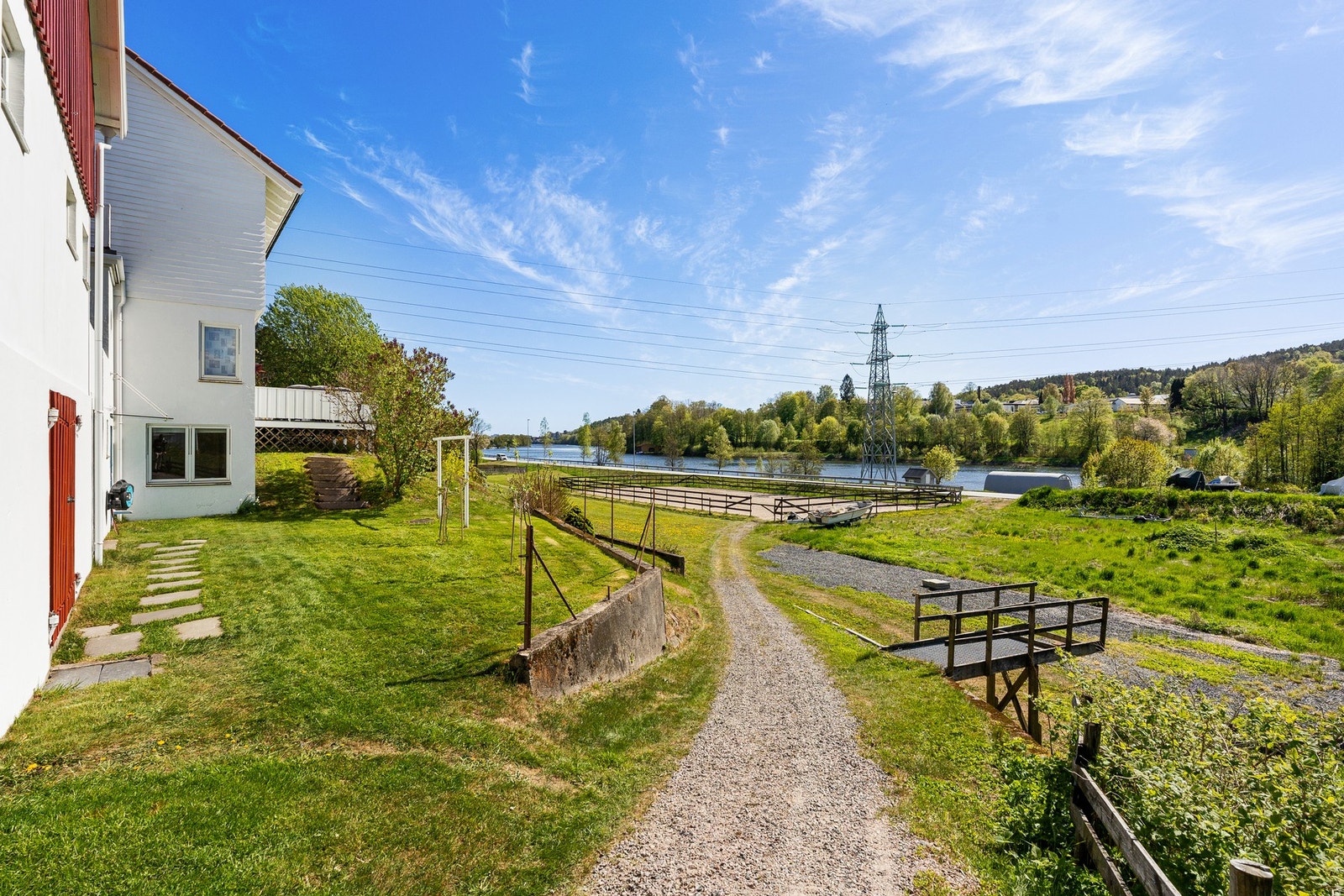 Nedgang til ridebanen og over til brygga Galleribilde