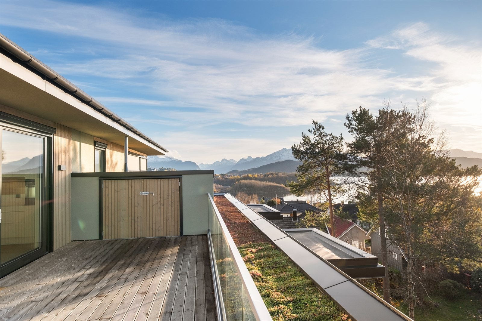 Terrassen har en stilfull kombinasjon av tredekke og grønne innslag. Galleribilde