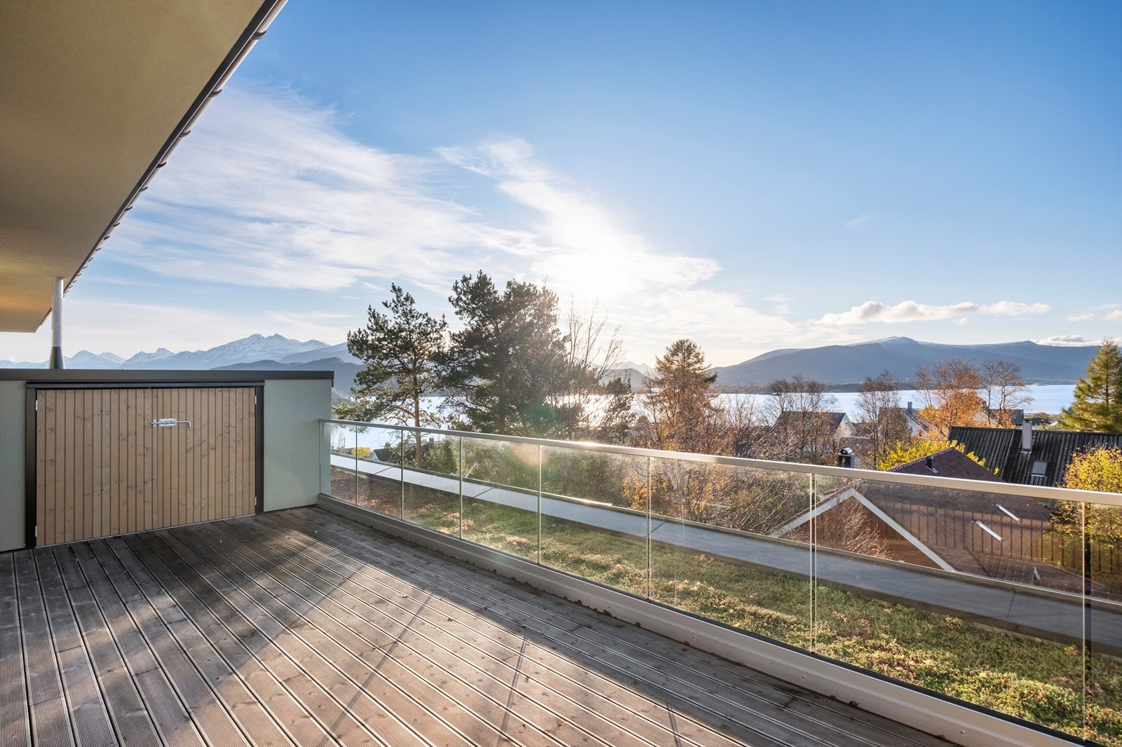 Stor terrasse med glassrekkverk gir mulighet for utendørs avslapning og panoramautsikt. Galleribilde