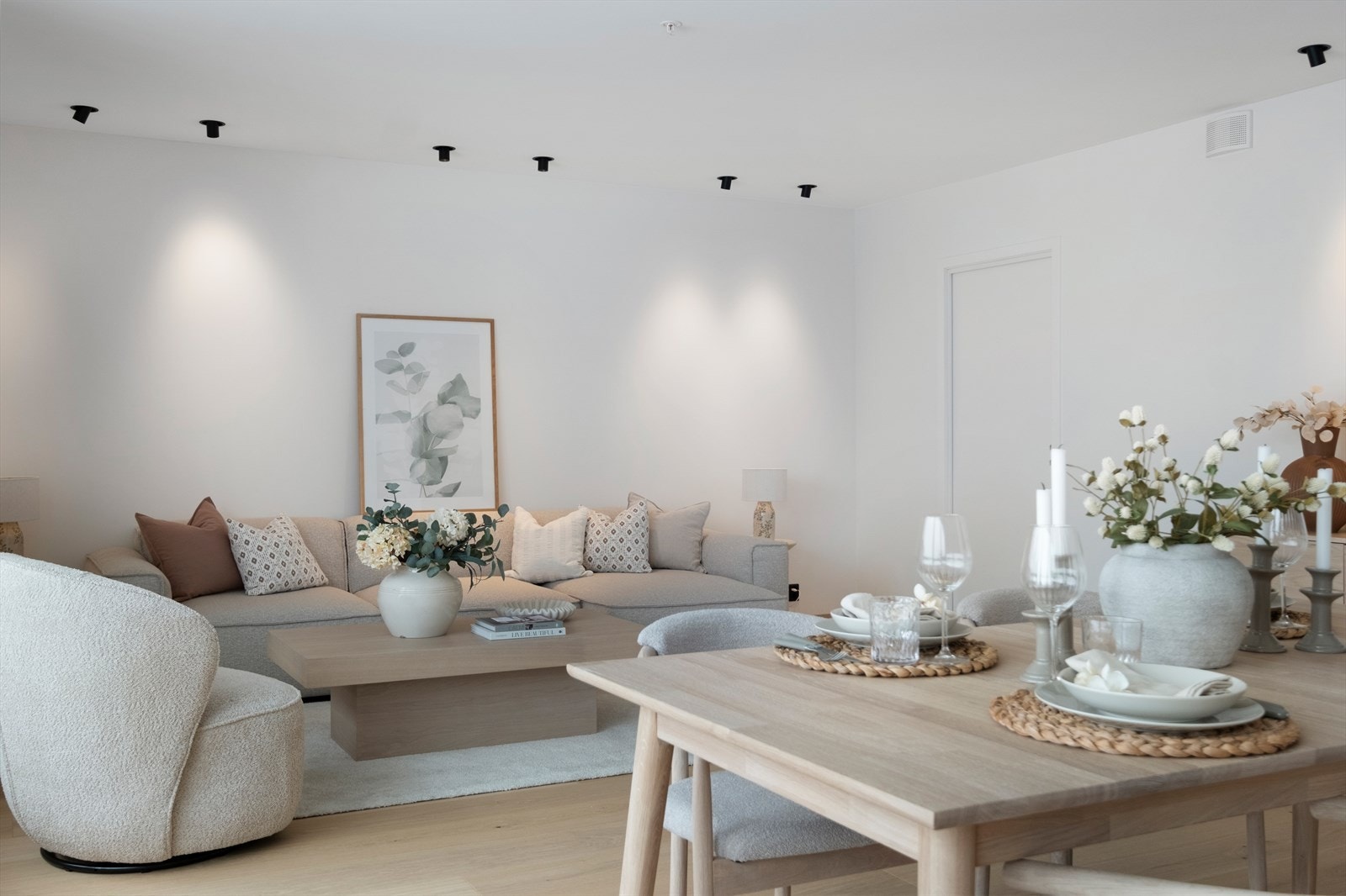 Stuen har en gjennomgående lys og moderne stil med plass til både sofa og spisebord. Galleribilde