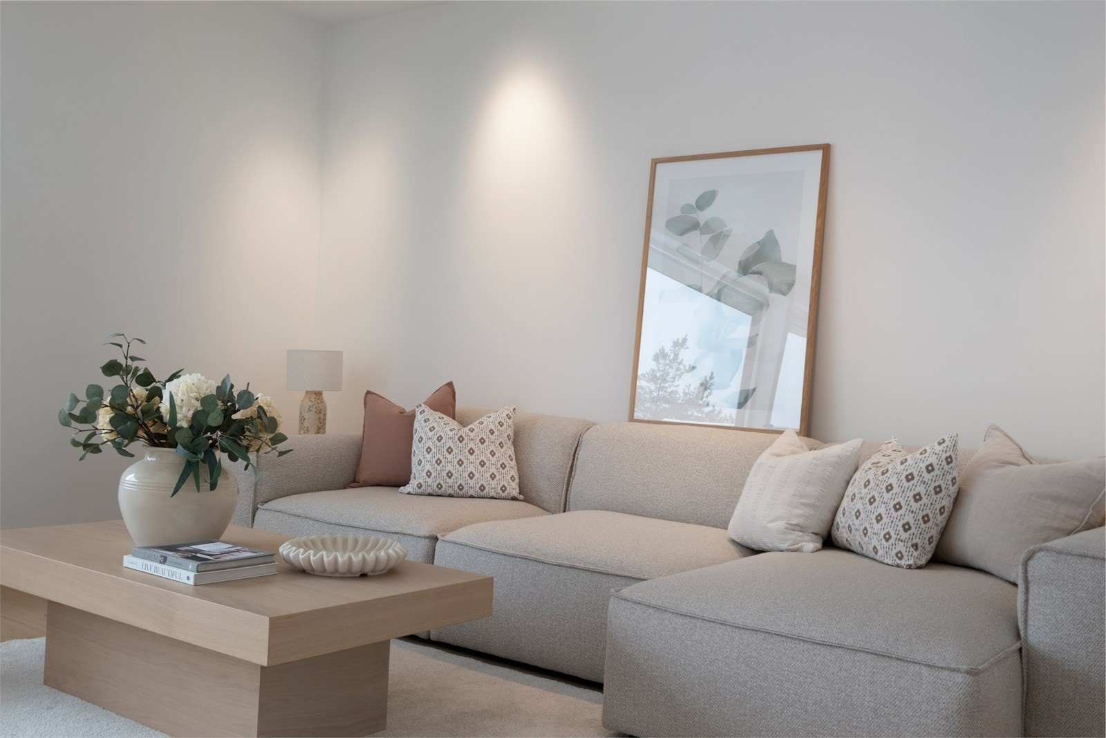 Komfortabel og stilfull sofagruppe skaper et innbydende samlingspunkt i stuen. Galleribilde