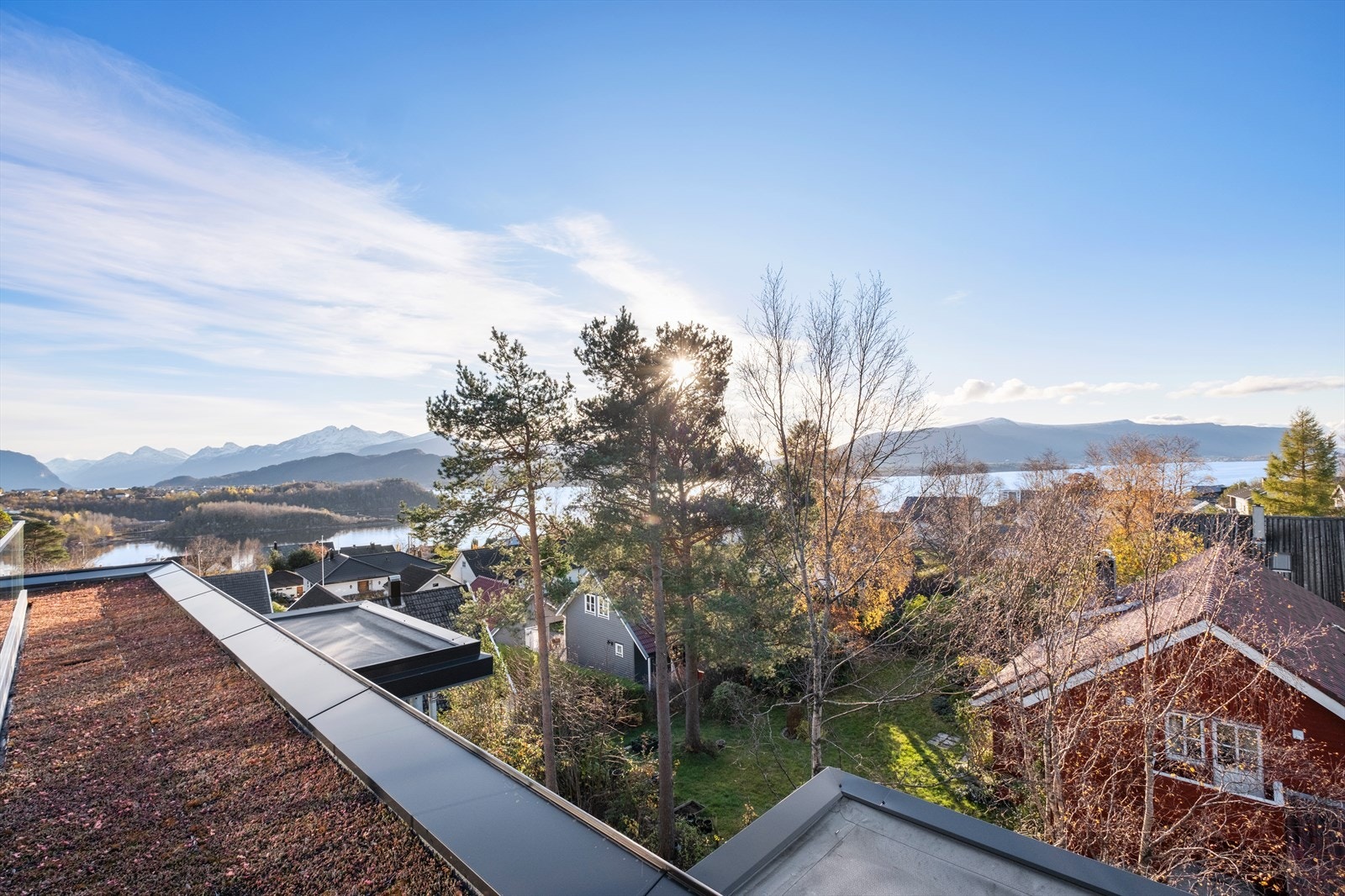 Uteområdet tilbyr en fabelaktig utsikt over omgivelsene med natur og fjord i bakgrunnen. Galleribilde