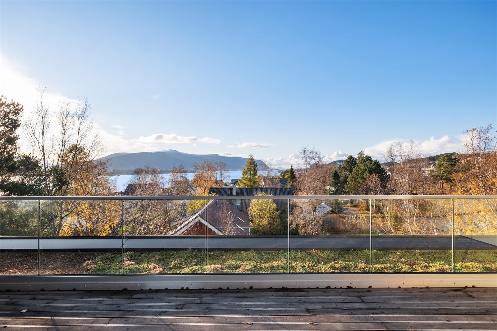 Boligen har en flott beliggenhet med utsyn over nærliggende hus og fjordlandskap. Galleribilde