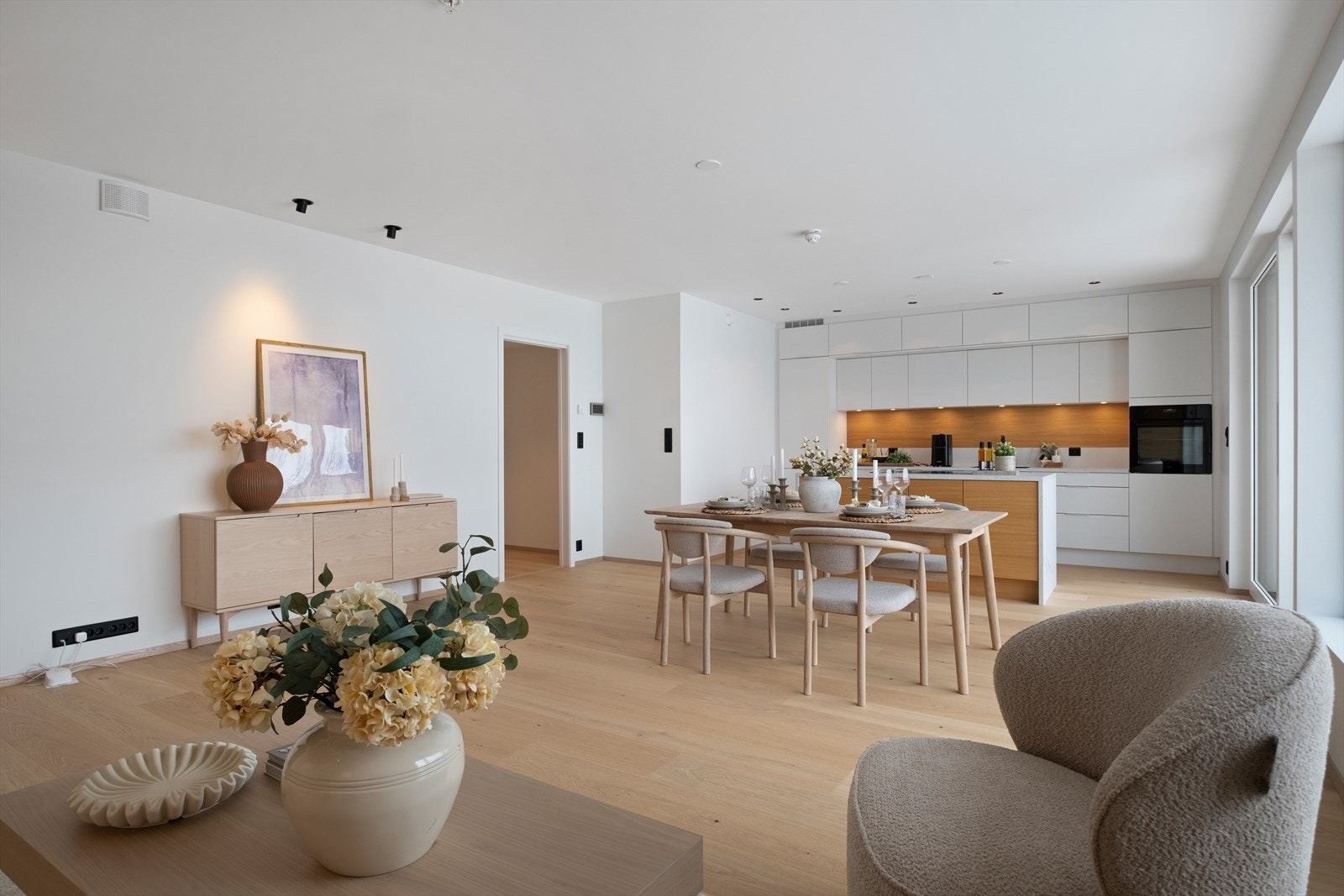 Effektivt designet kjøkken med optimal utnyttelse av plassen. Galleribilde