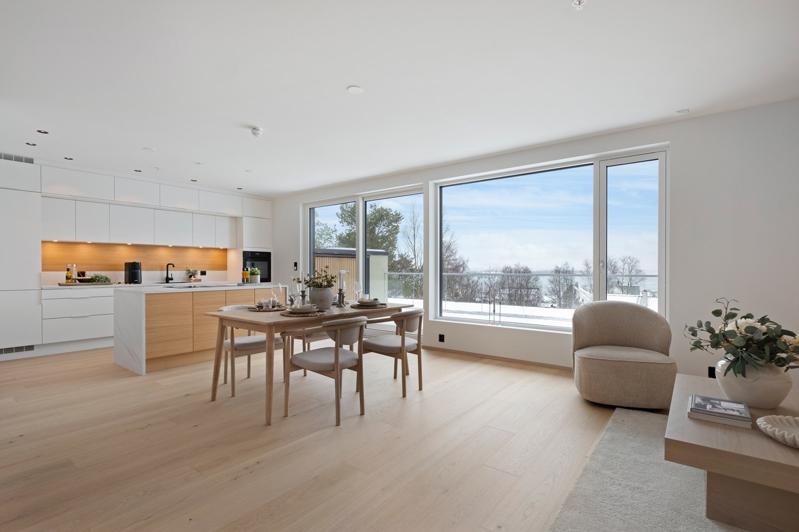 Kombinasjonen av stue og spiseplass skaper et sosialt og funksjonelt rom. Galleribilde