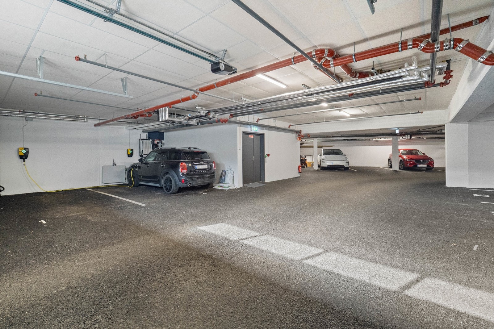 Leiligheten disponerer 2 parkeringsplasser i felles parkeringskjeller. Plassene ligger ved siden av hverandre og ansees som noen av de beste plassene i anlegget. Galleribilde