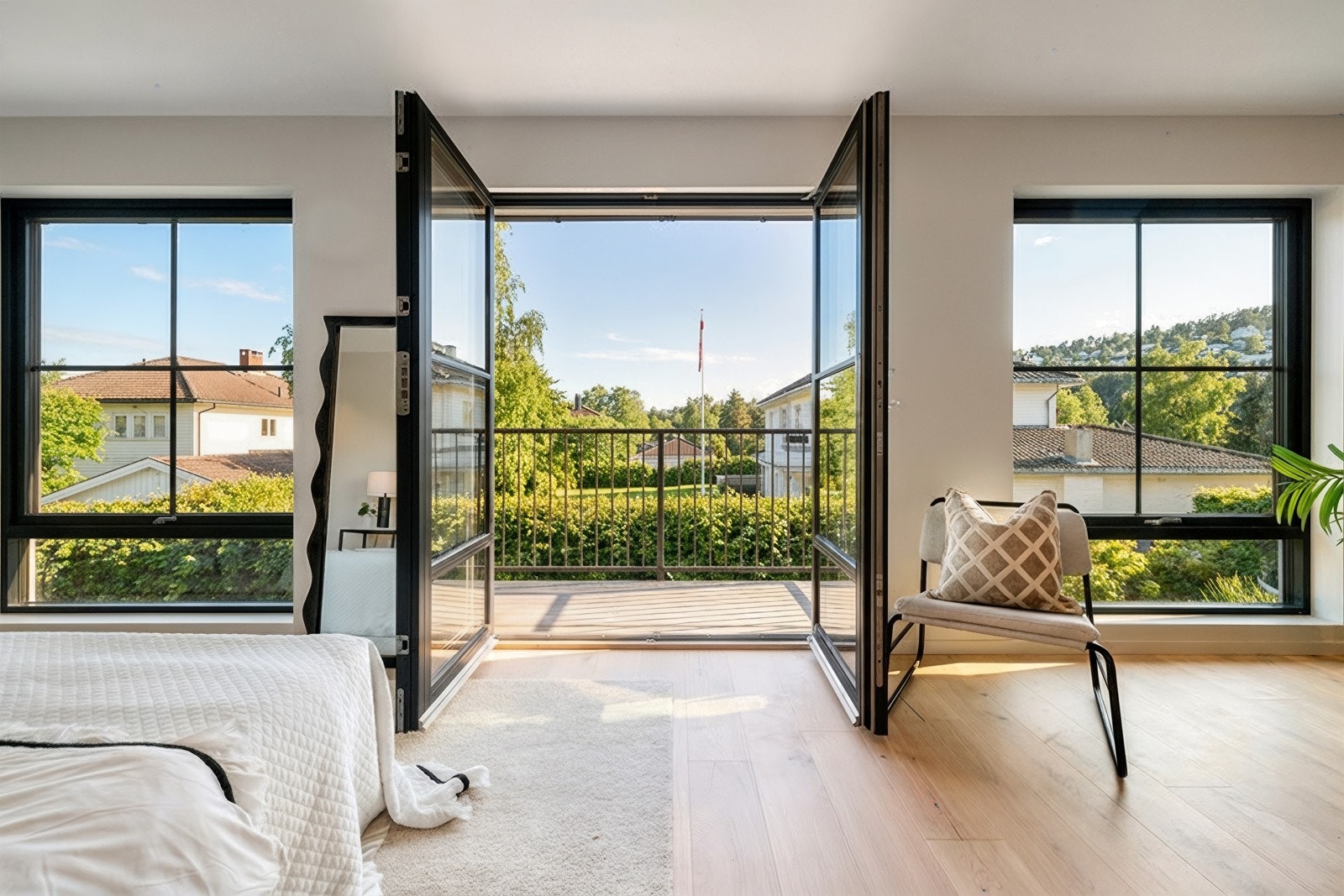 Videre har soverommet utgang til egen balkong via doble glassdører, perfekt for rolige morgener. Galleribilde