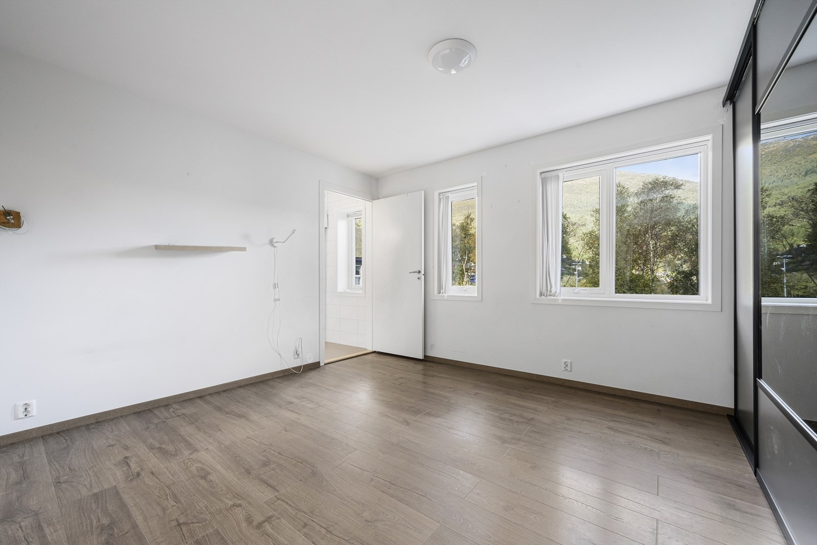 Fra hovedsoverommet er det tllkomst til bad. Galleribilde