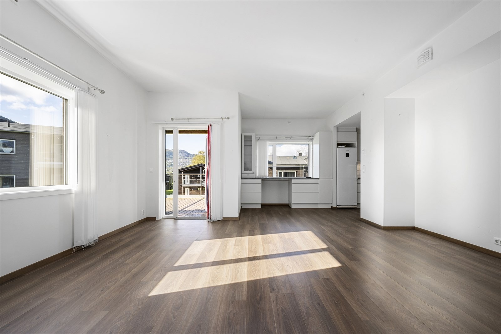 Fra stuen er det tilkomst til overbygget balkong. Galleribilde