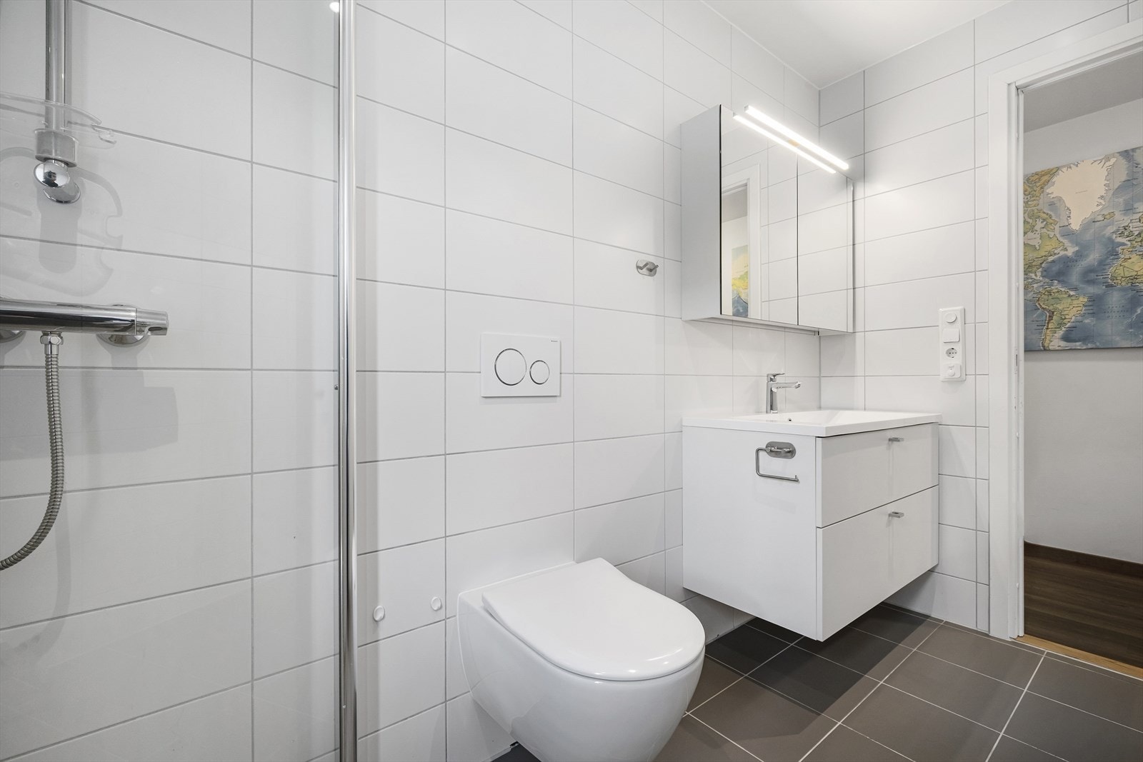 Det andre badet er også utført med flislagt gulv med elektriske varmekabler i gulvet og fliser på veggene med belysning fra spotter. Galleribilde