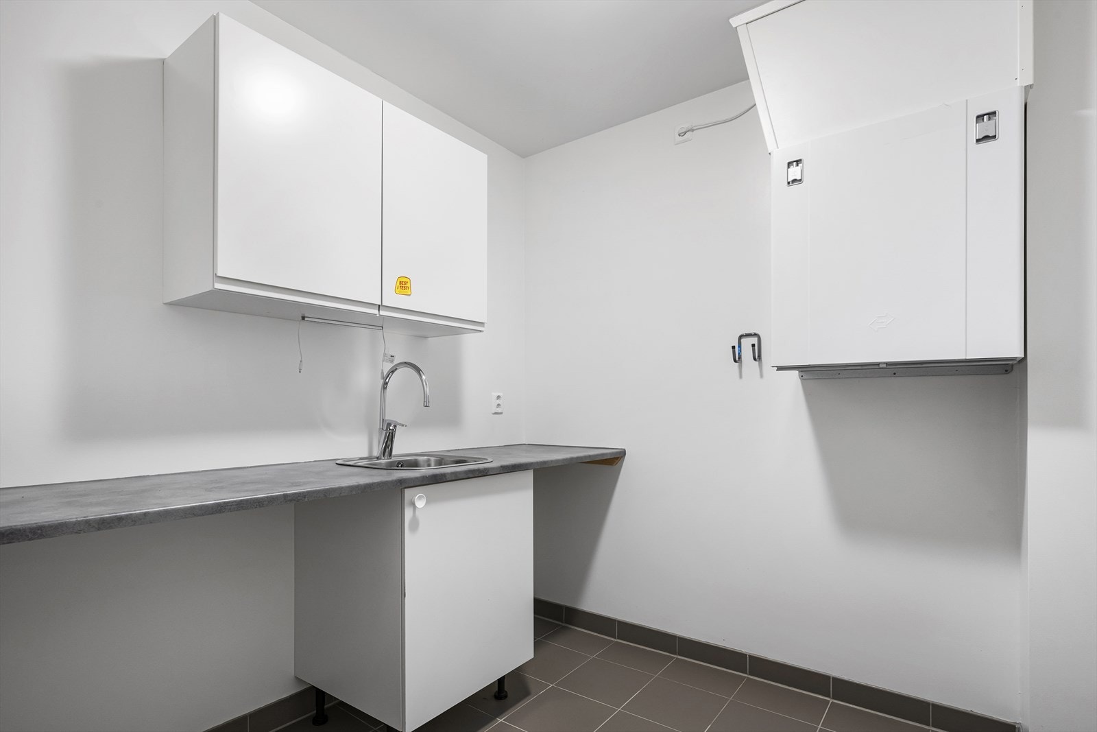 Vaskerommet har elektriske varmekabler i gulv. Rommet har innredning med benkeplate og vask samt opplegg for vaskemaskin. Galleribilde