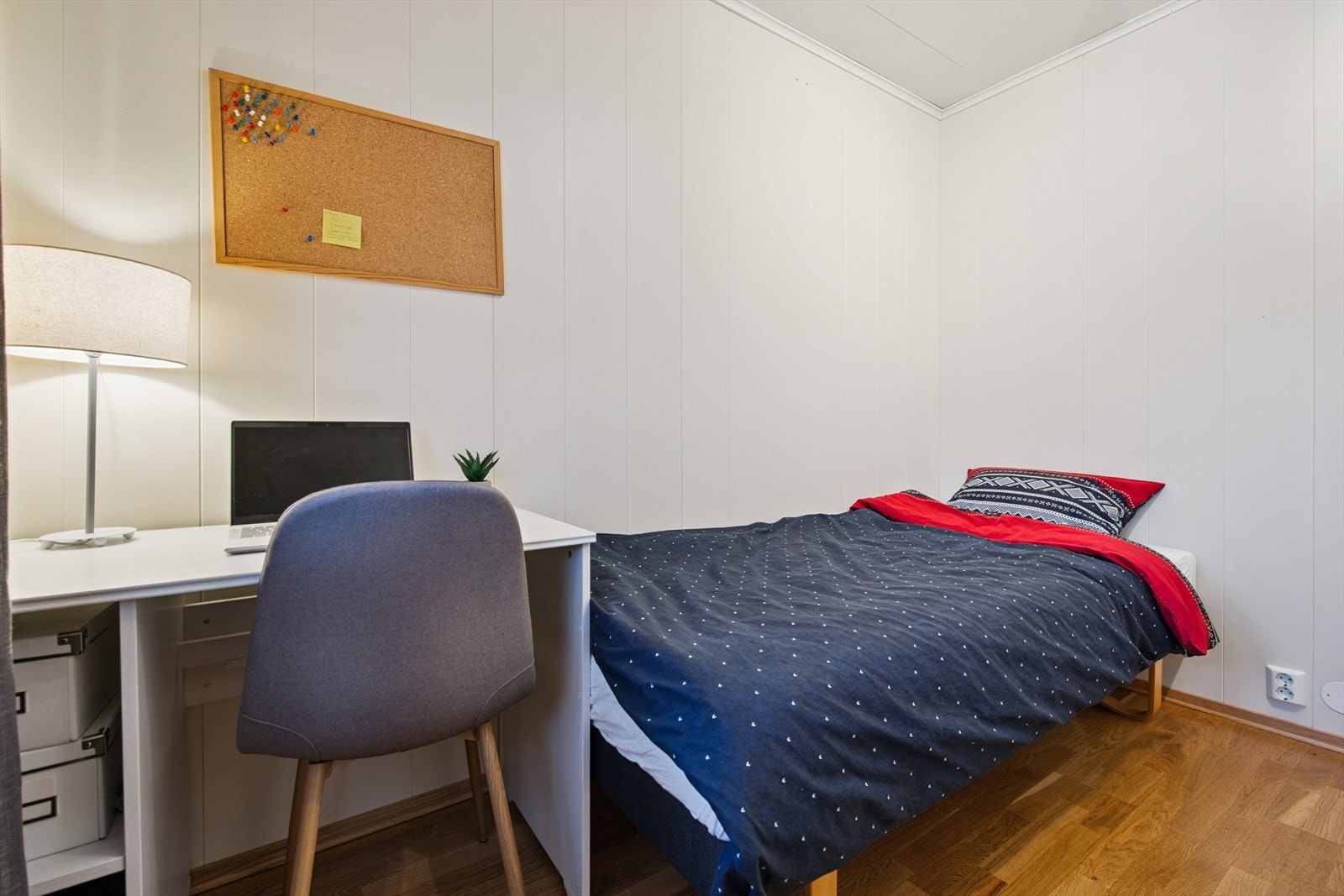 Det andre soverommet passer utmerket som barnerom, gjesterom eller hjemmekontor. Galleribilde