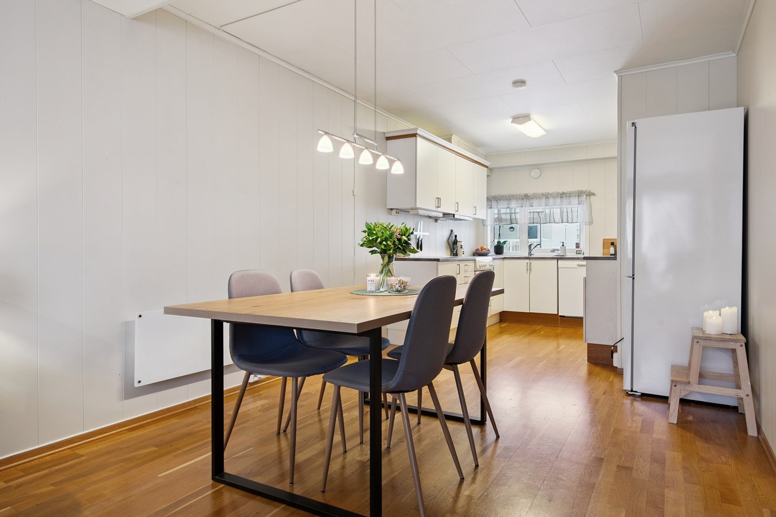 Kjøkkenet er en del av den åpne løsningen, med god plass til spisebord. Galleribilde