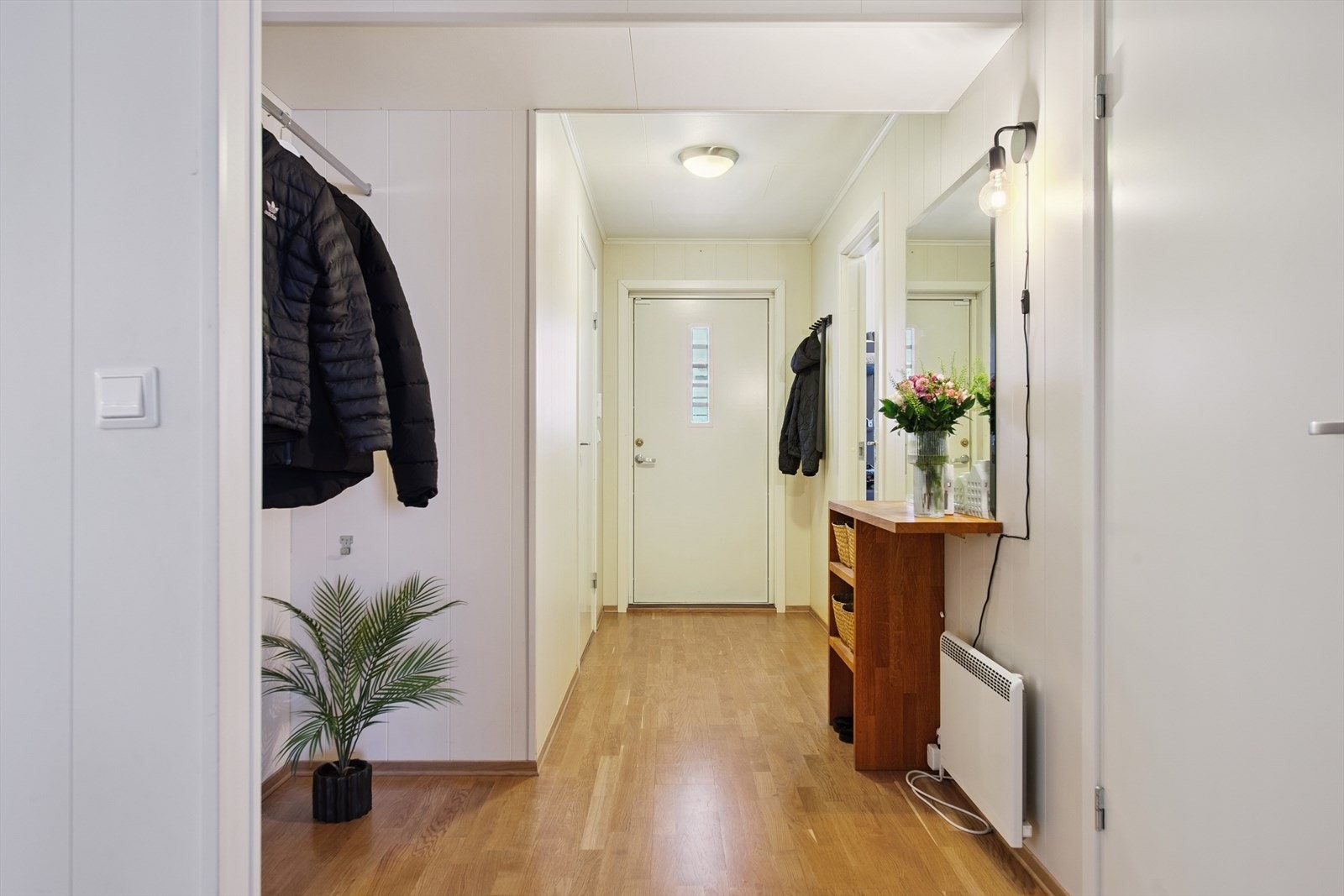 Velkommen inn i en lys entré med plass til oppbevaring av yttertøy. Galleribilde