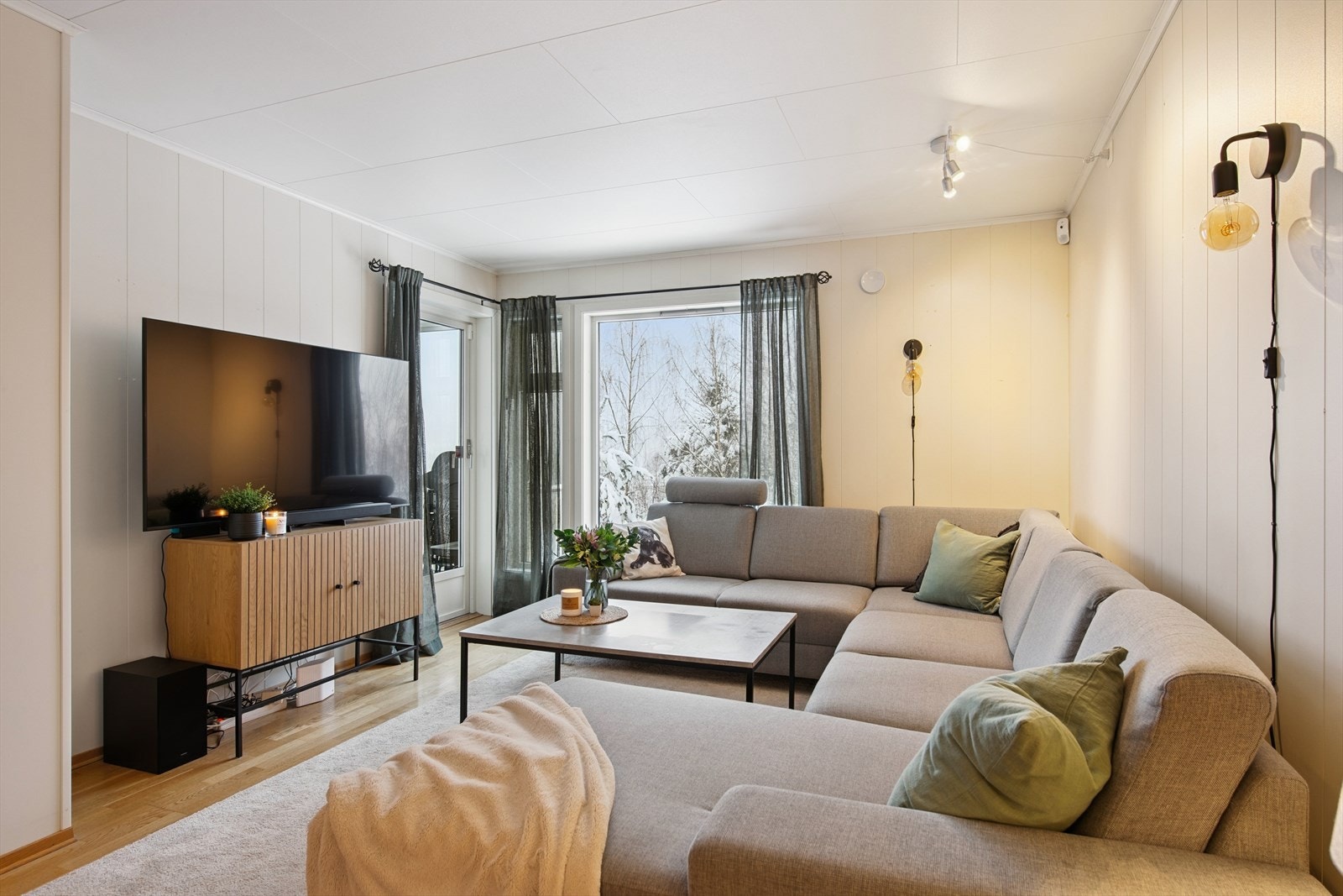 Den praktiske planløsningen gir ypperlige møbleringsmuligheter for både sofagruppe og TV-bord. Galleribilde