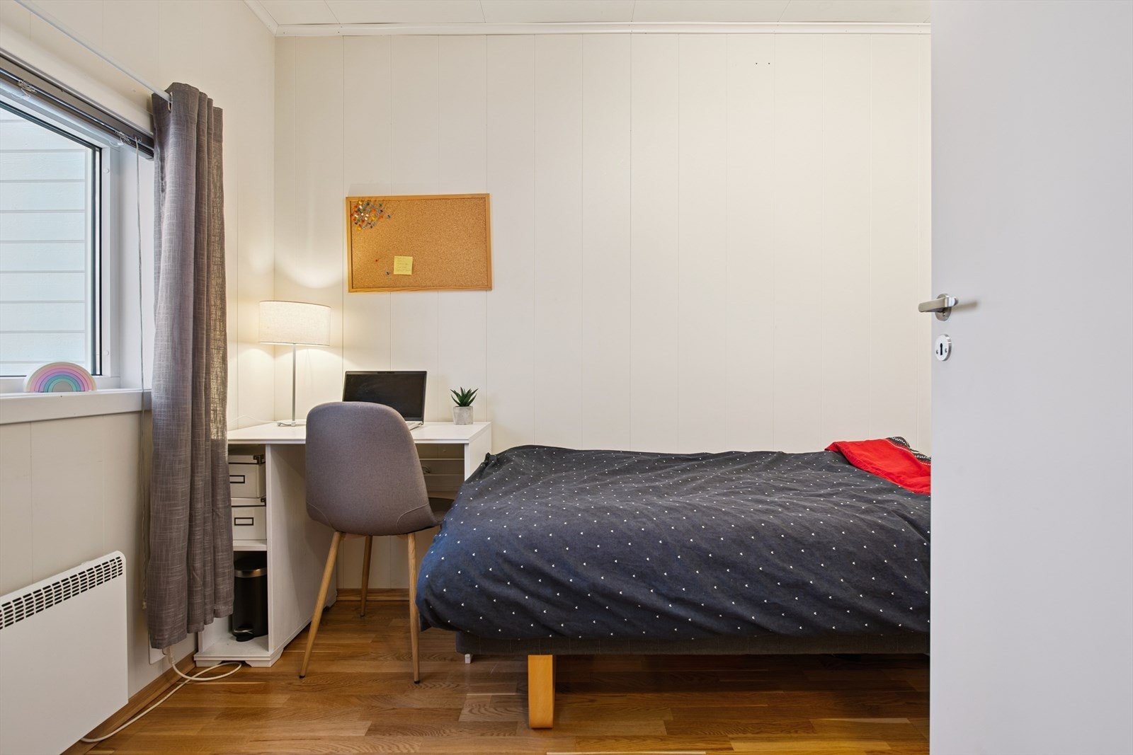 Rommet har parkett på gulv og panelplater på veggene, i likhet med resten av leiligheten. Galleribilde