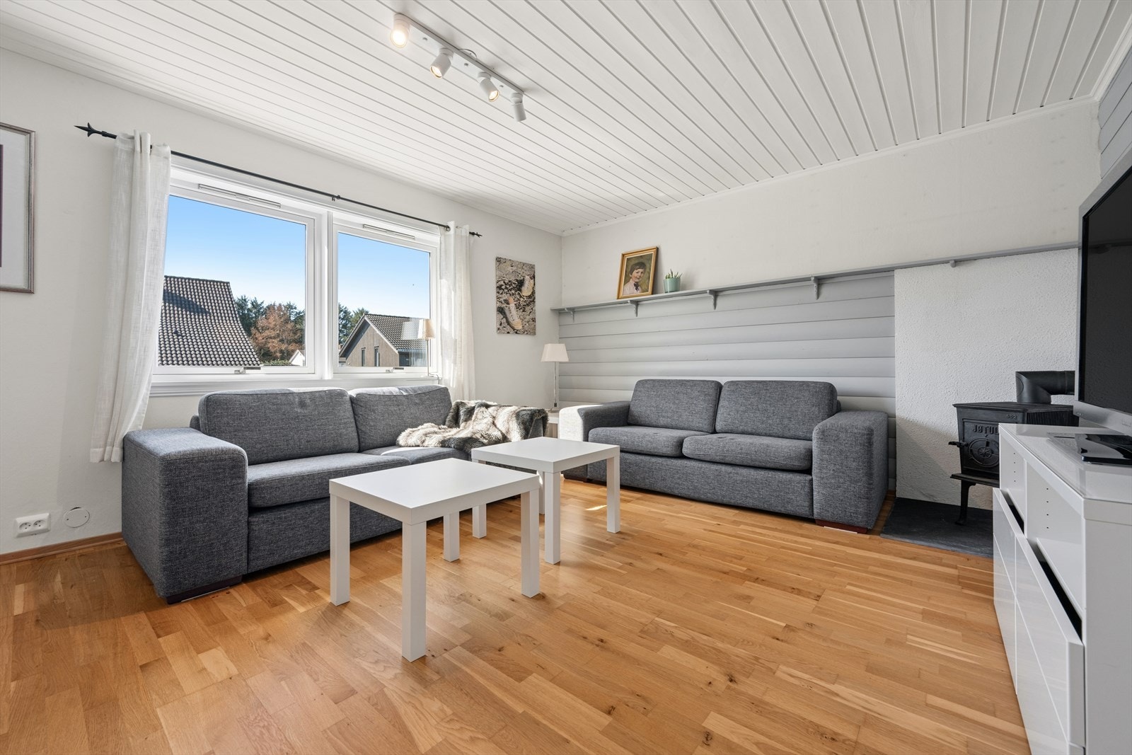 Stue nr. 2 med peis og inngang til tilhørende soverom. Galleribilde
