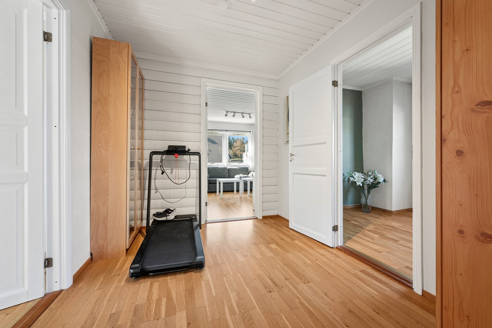 Fra gangen i andre etasje er det adkomst til 2 stuer og 2 soverom. Galleribilde