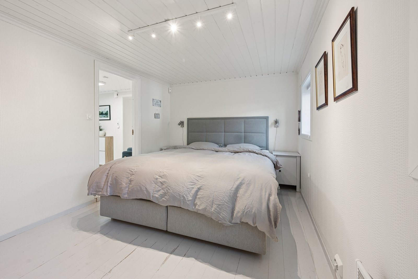 Hovedsoverom med gjennomgående hvite flater på gulv og vegger. Galleribilde