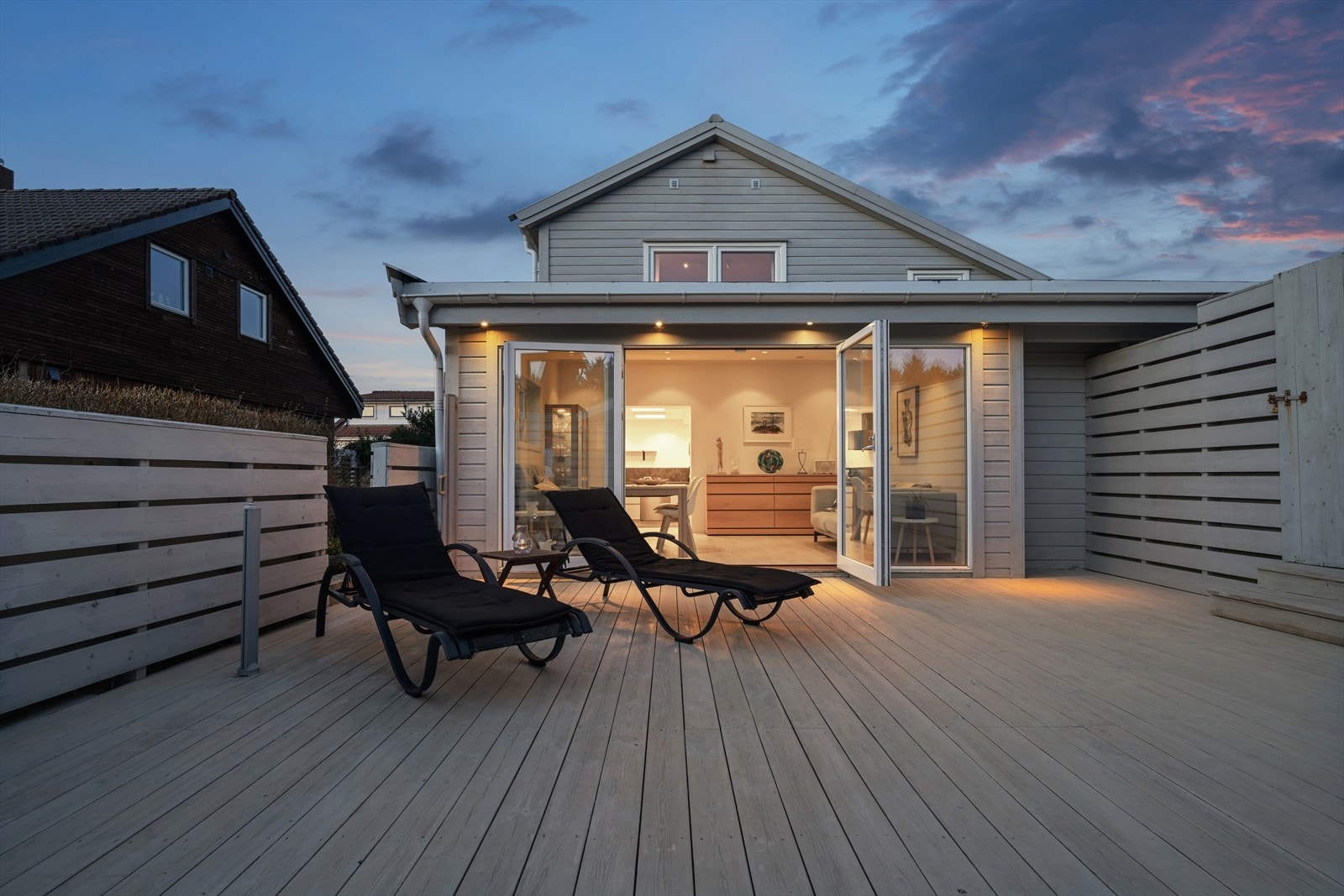 Romslig og innbydende terrasse perfekt for sommerdager og hyggelige kvelder. Galleribilde