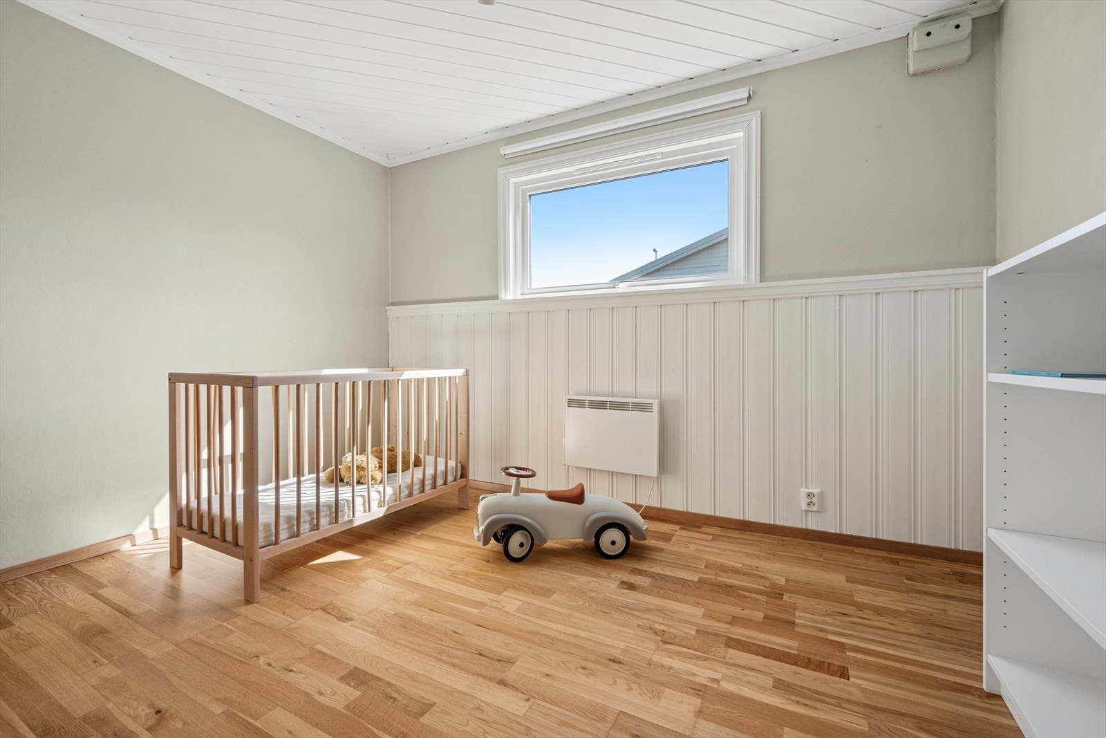 Soverom med god plass til en stor seng og garderobeskap. Galleribilde