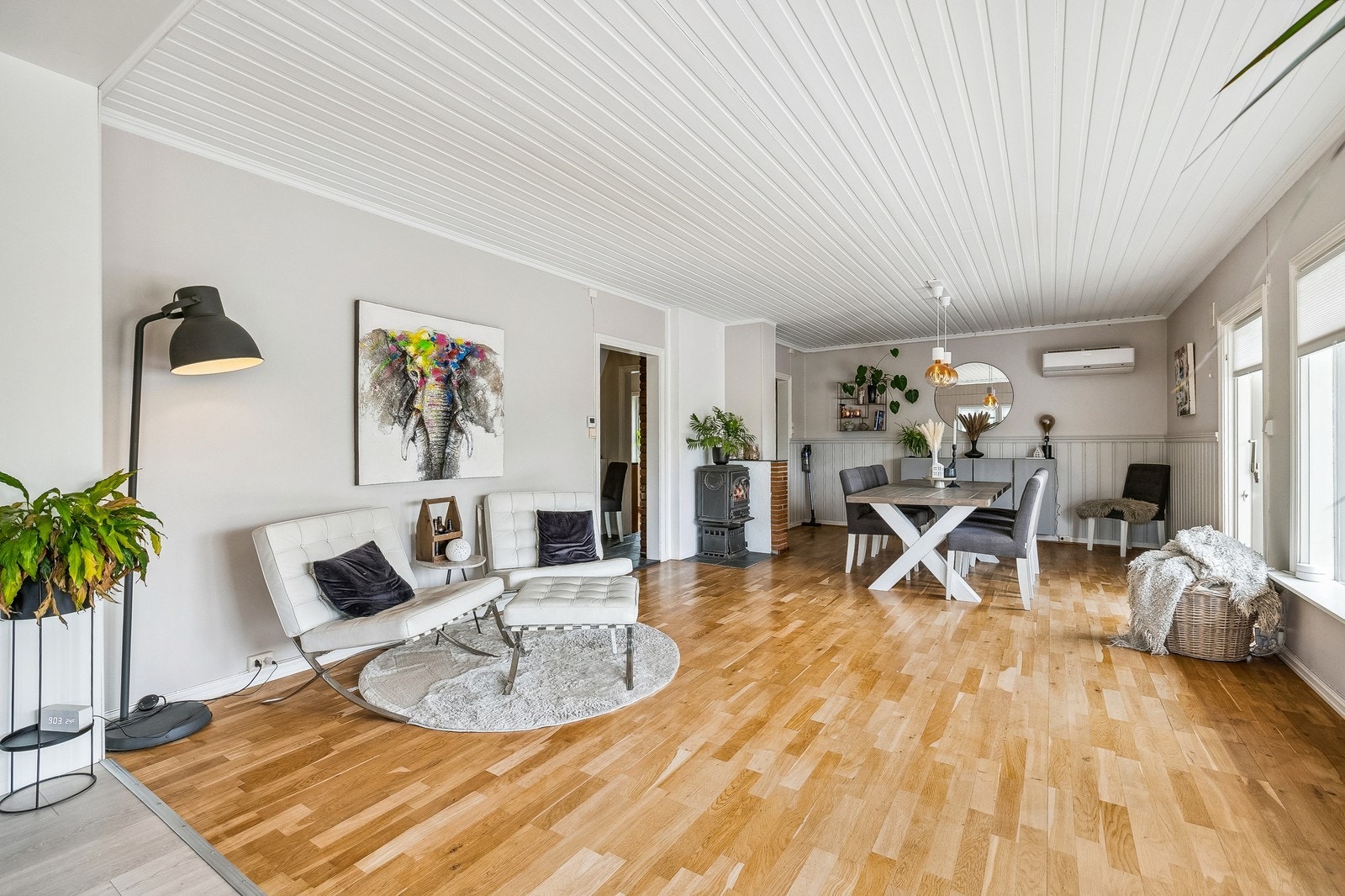 Peisovn i både stue og spisestue. Varmepumpe. Samt vannbåren gulvvarme Galleribilde