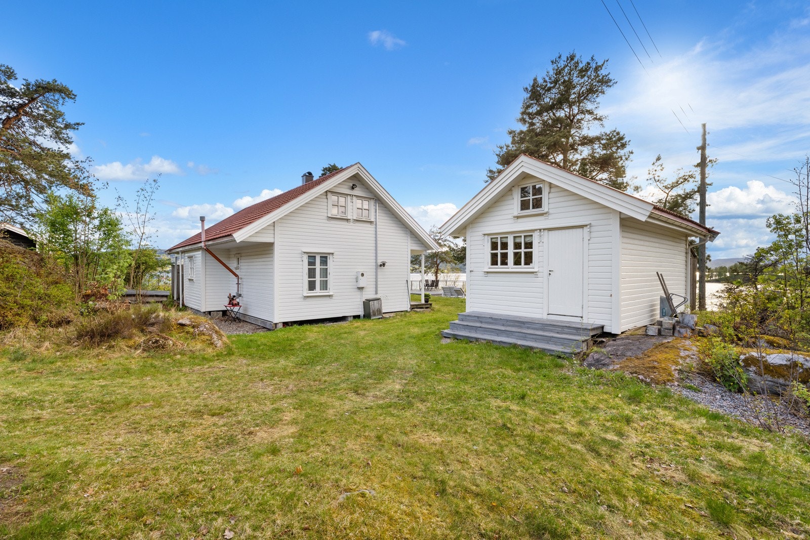 Det er parkeringsplass for flere biler på egen tomt Galleribilde