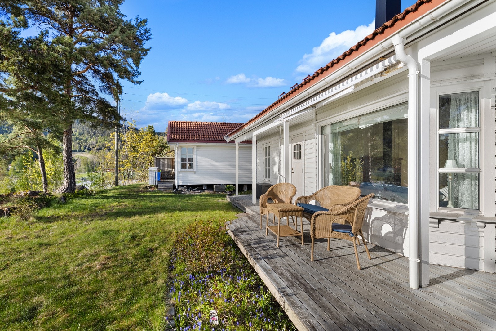Terrasse rundt deler av hytta Galleribilde