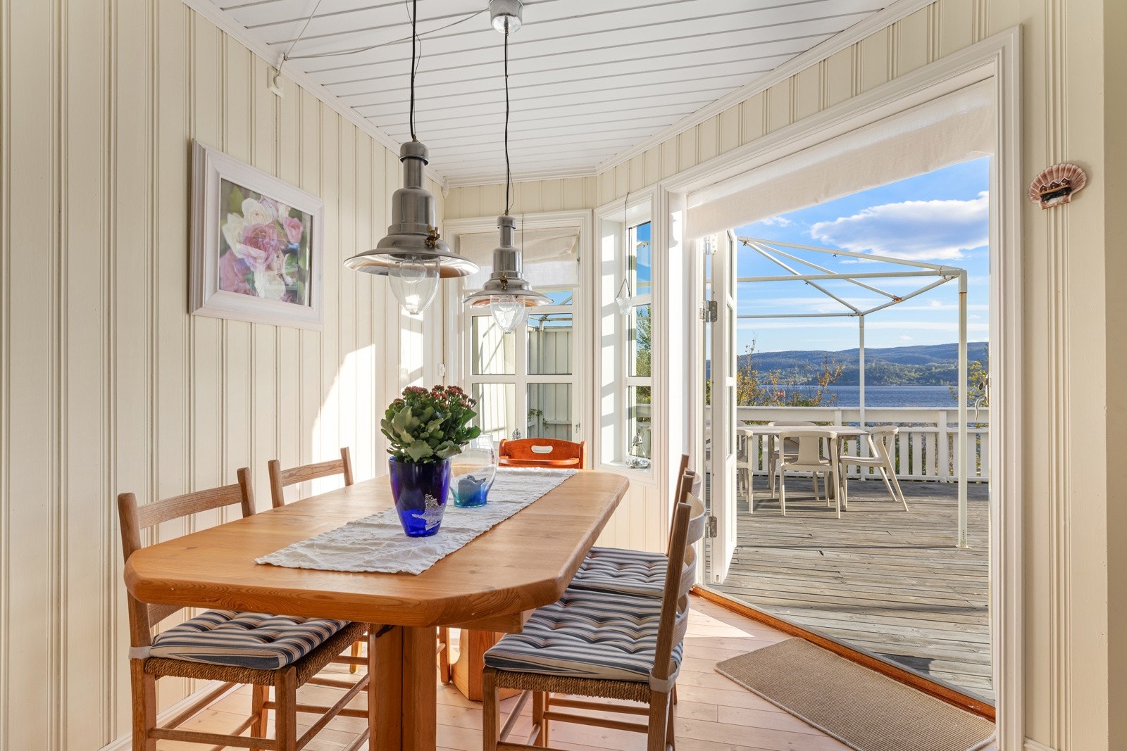Utgang til terrasse fra spisestue Galleribilde