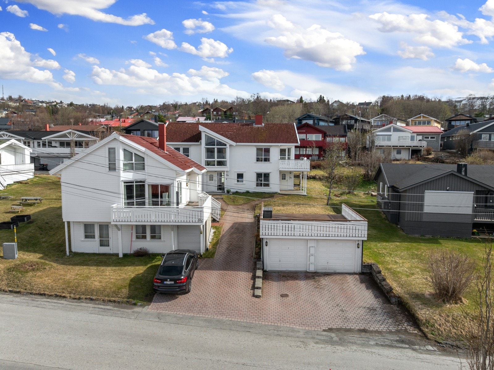Opparbeidet tomt med plen og prydbusker. Steinbelagt innkjørsel og gårdsplass. Galleribilde