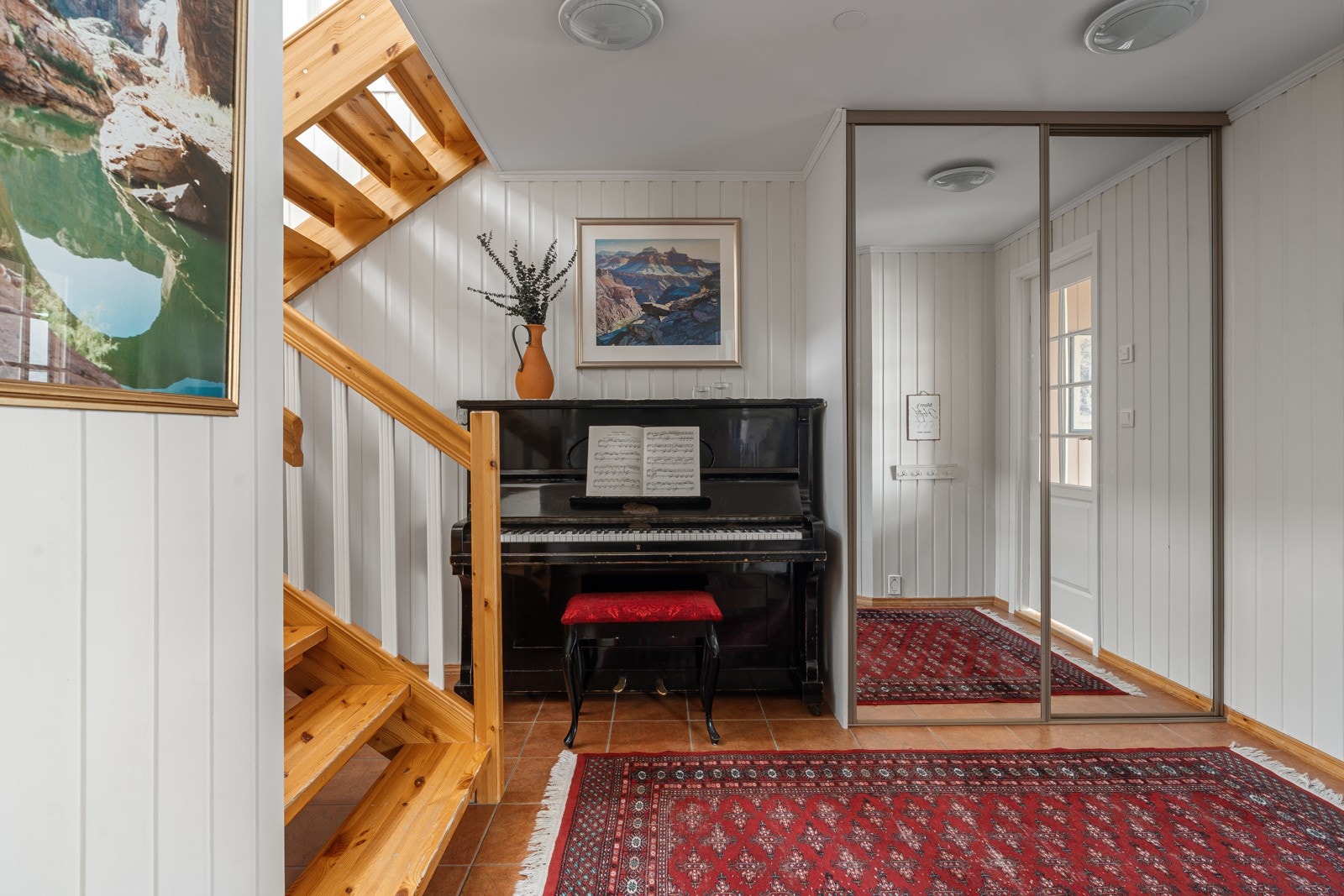 Hall med skyvedørsgarderobe for god oppbevaring. Galleribilde