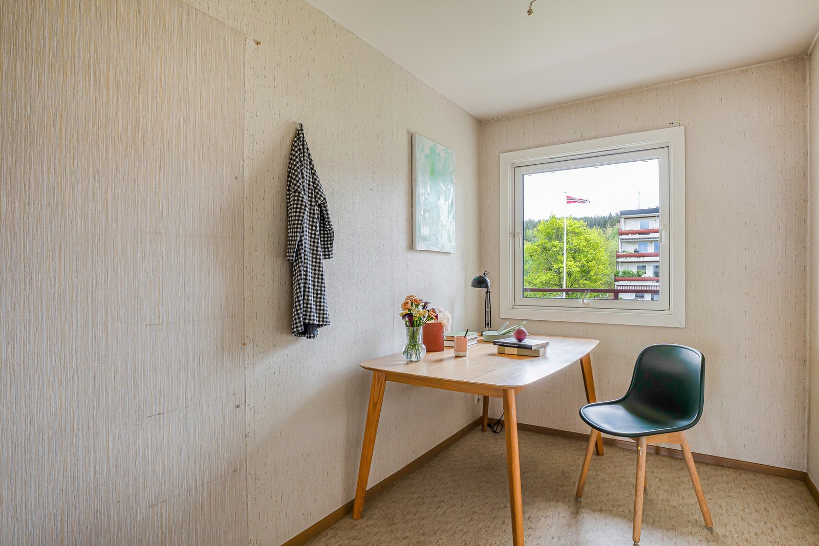Det andre soverommet passer utmerket som barnerom, gjesterom eller et romslig hjemmekontor. Det finnes i tillegg et ekstra soverom med avdelt vaskerom. Galleribilde