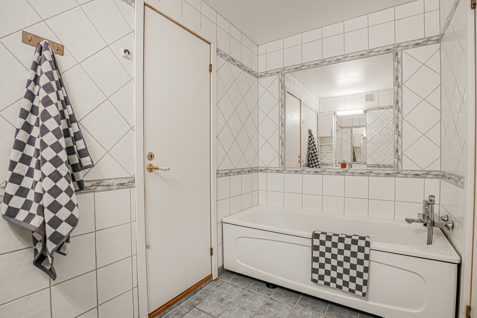 Badet er i dag utstyrt med badekar og har et godt potensial ved en fremtidig modernisering. Galleribilde