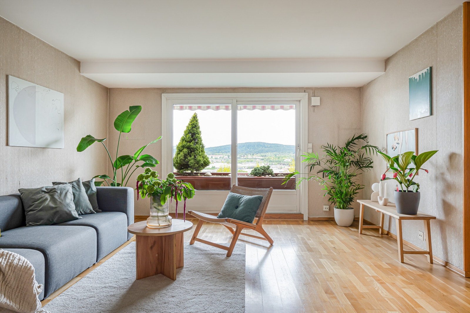 Stuen er preget av store vindusflater som slipper inn rikelig med naturlig lys. Galleribilde