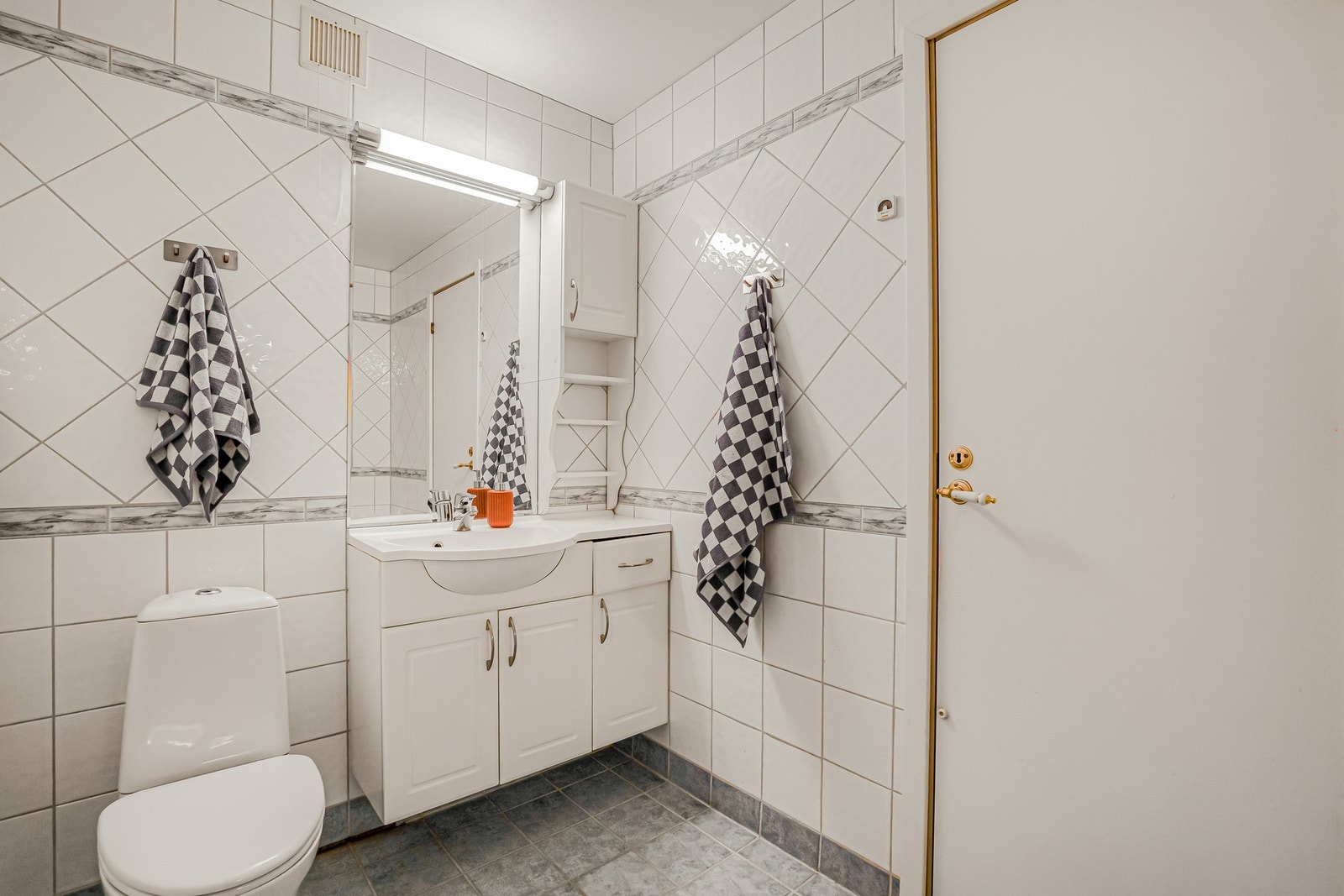 Funksjonelt baderom som enkelt kan oppgraderes til et moderne og delikat våtrom. Galleribilde