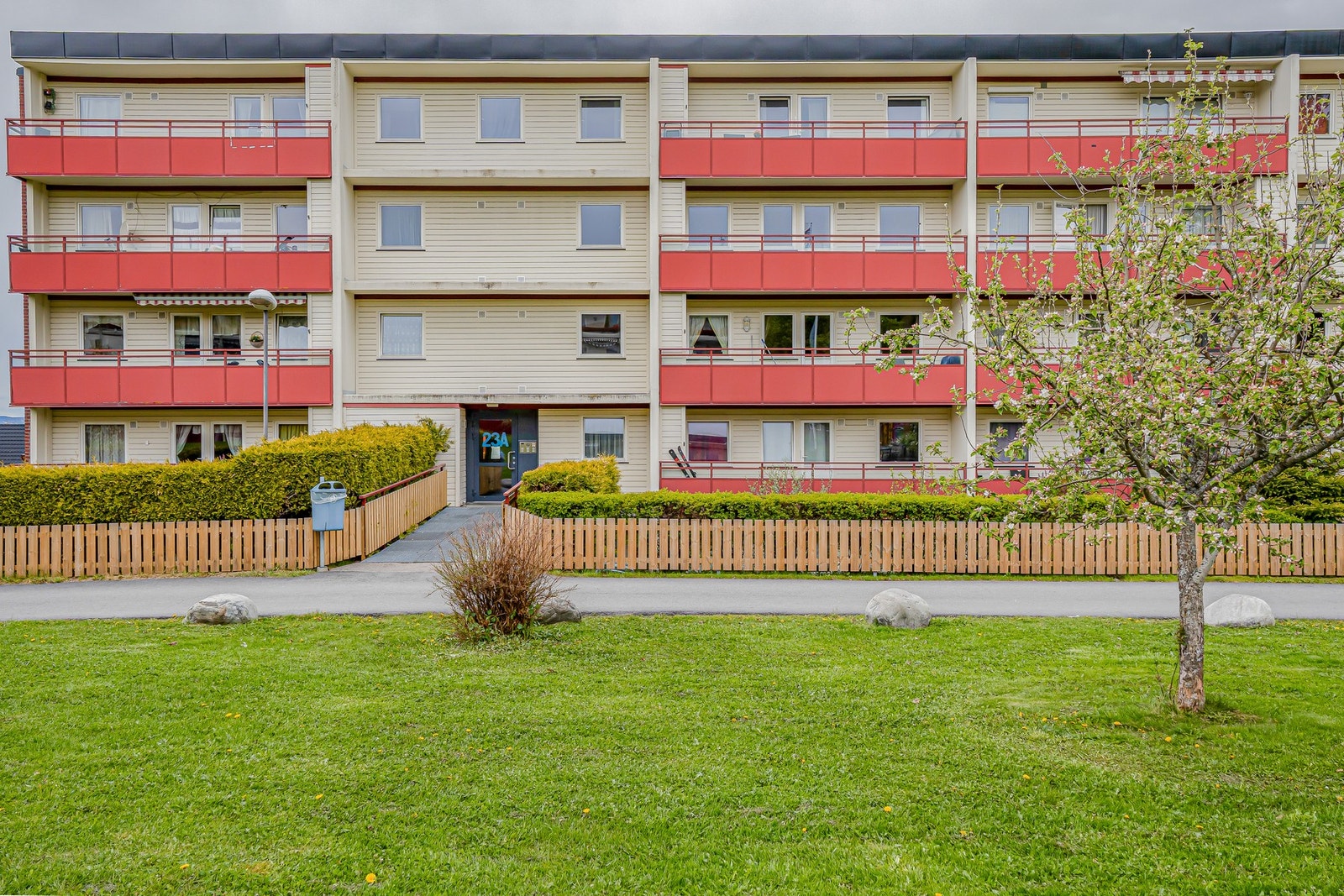 Leiligheten ligger i en terrassert blokk med et ryddig og grønt inngangsparti. Galleribilde