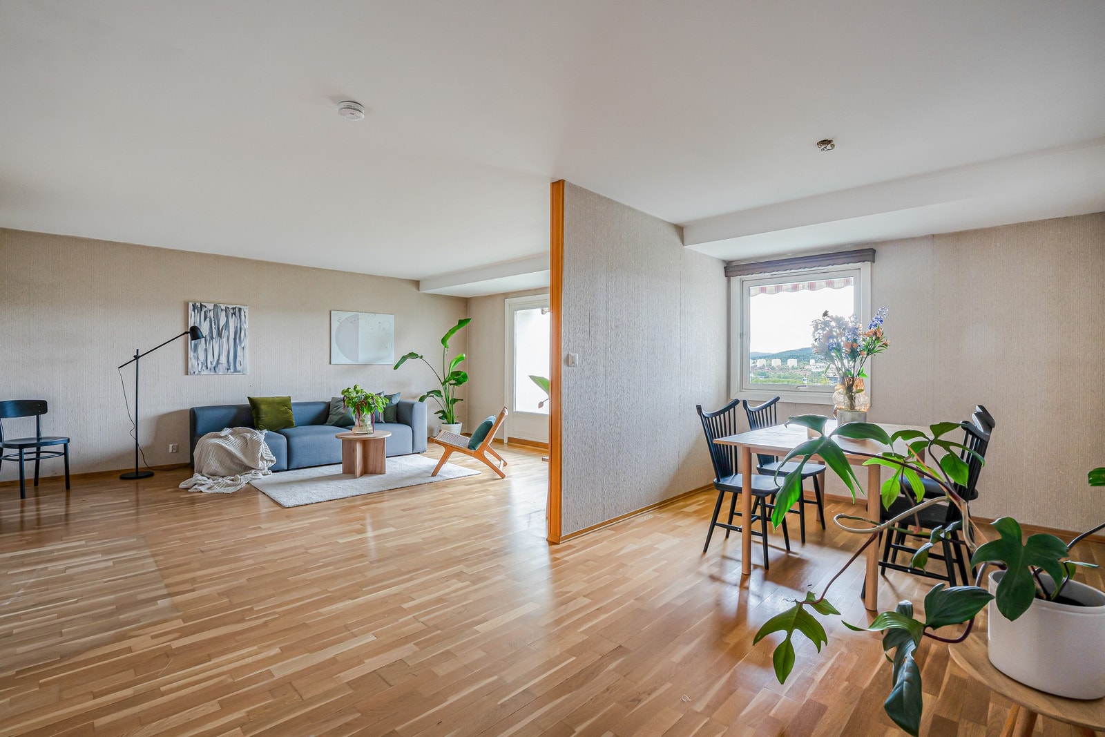 Stuen er praktisk inndelt i et spiseområde og hyggelig sofakrok. Galleribilde