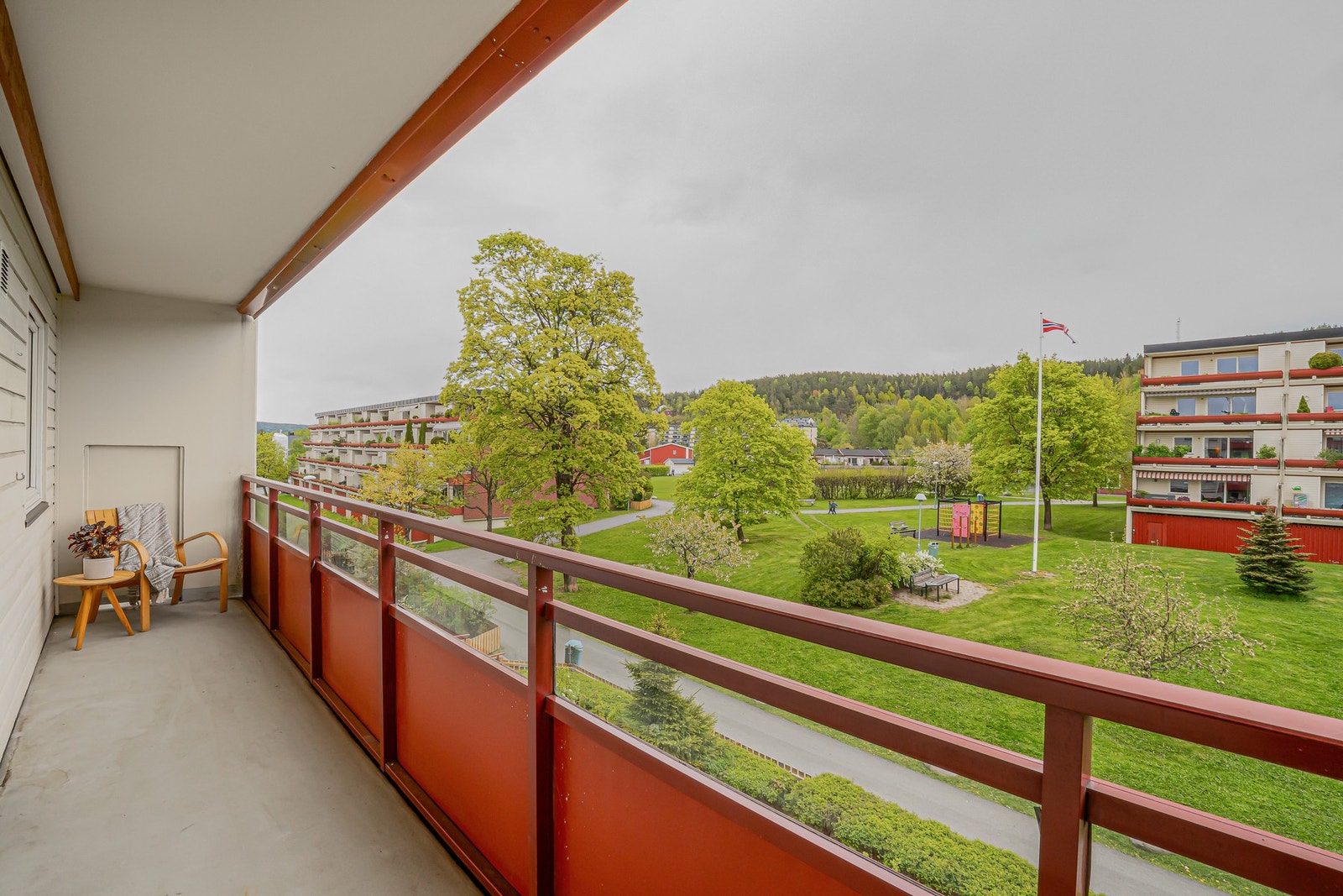 Verandaen fungerer som en naturlig forlengelse av kjøkkenet og er en fin plass for morgenkaffen. Galleribilde