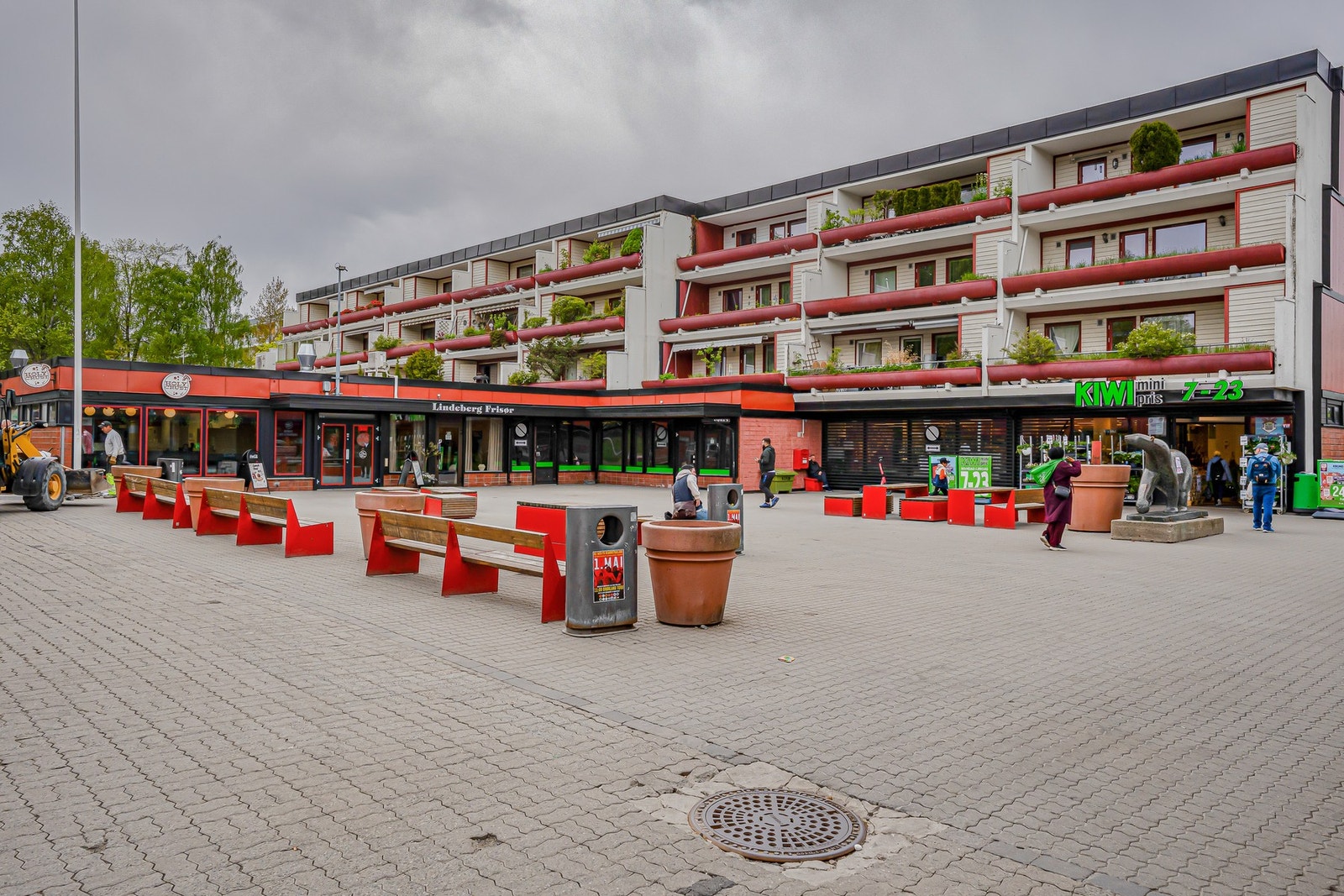 Det lokale senteret rommer alt man trenger til daglig, inkludert apotek og matbutikk. Galleribilde