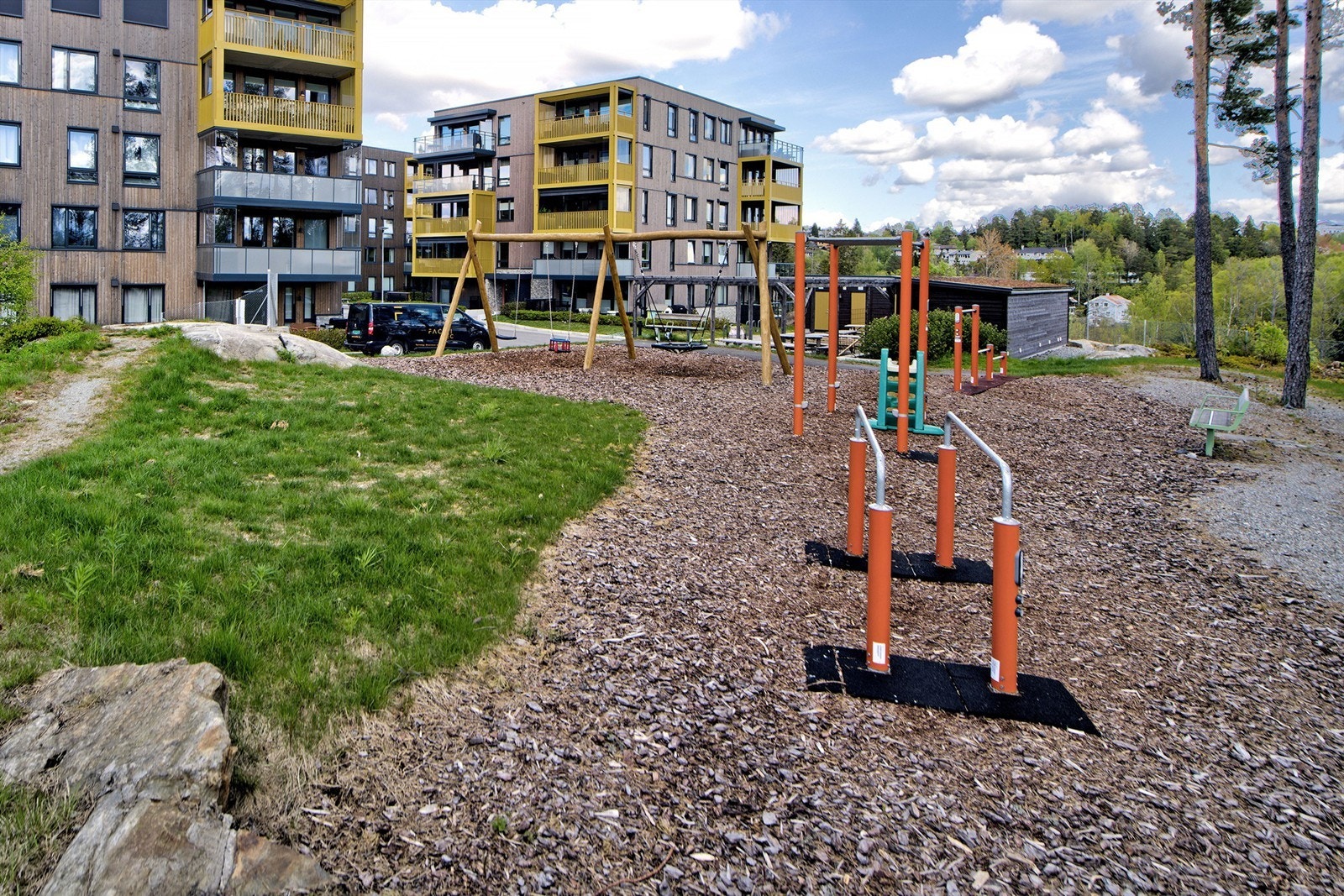 lekeplass mot fasader Galleribilde