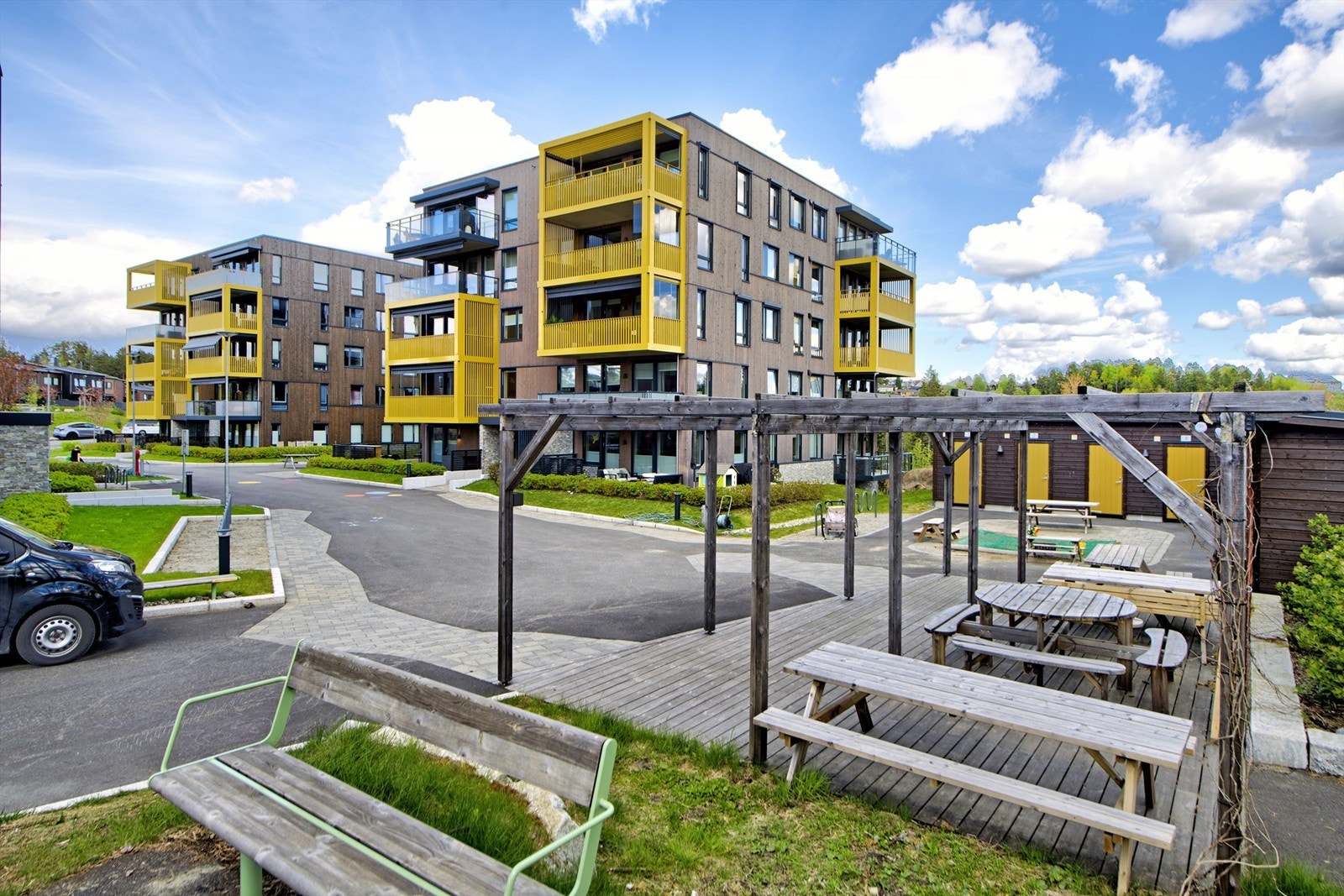 Fasade - pent opparbeidete fellesarealer - minimal biltrafikk på tunet - flere sitteplasser, grøntområder, m.m. på sameiets tomt Galleribilde