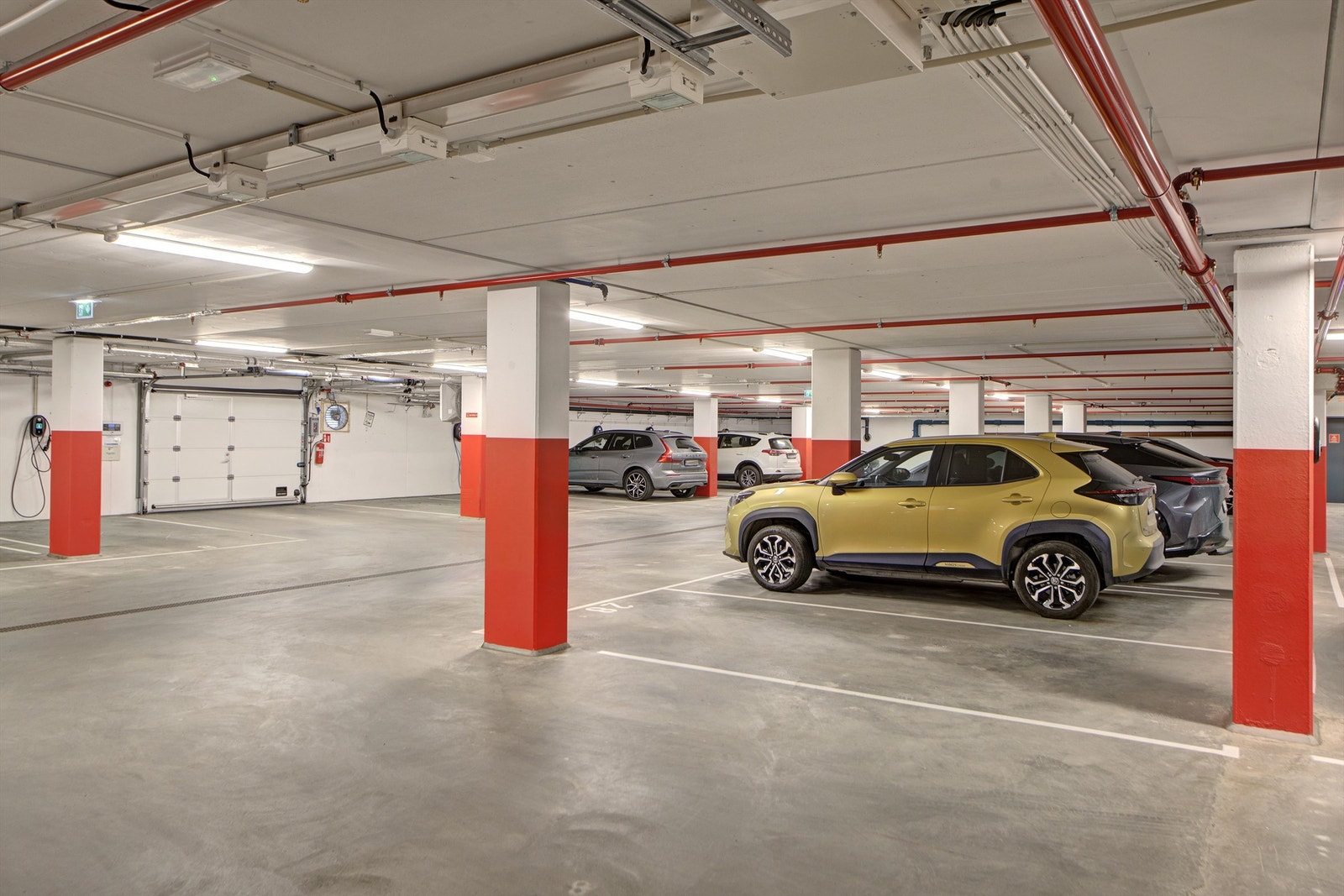 Parkeringsplass i felles garasjeanlegg med enkel adkomst - mulighet for å installere elbil-lader Galleribilde