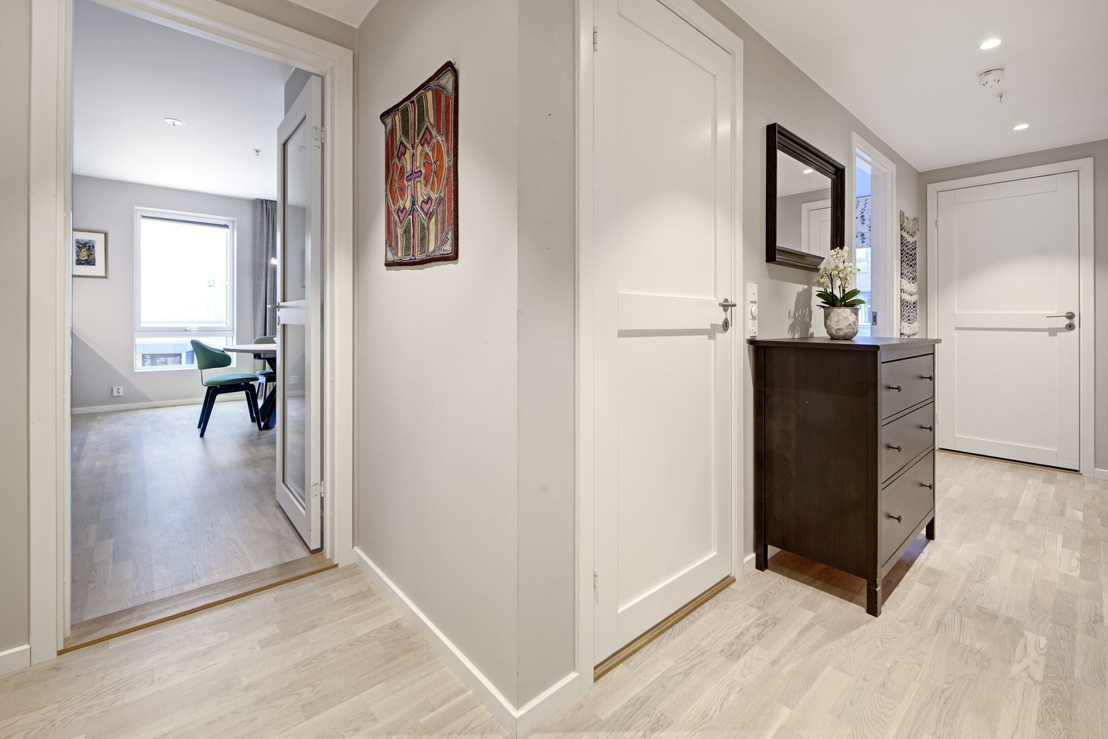 Entré - videre adkomst til stue/kjøkken, bad, 2 soverom og bod - downlights i himling Galleribilde