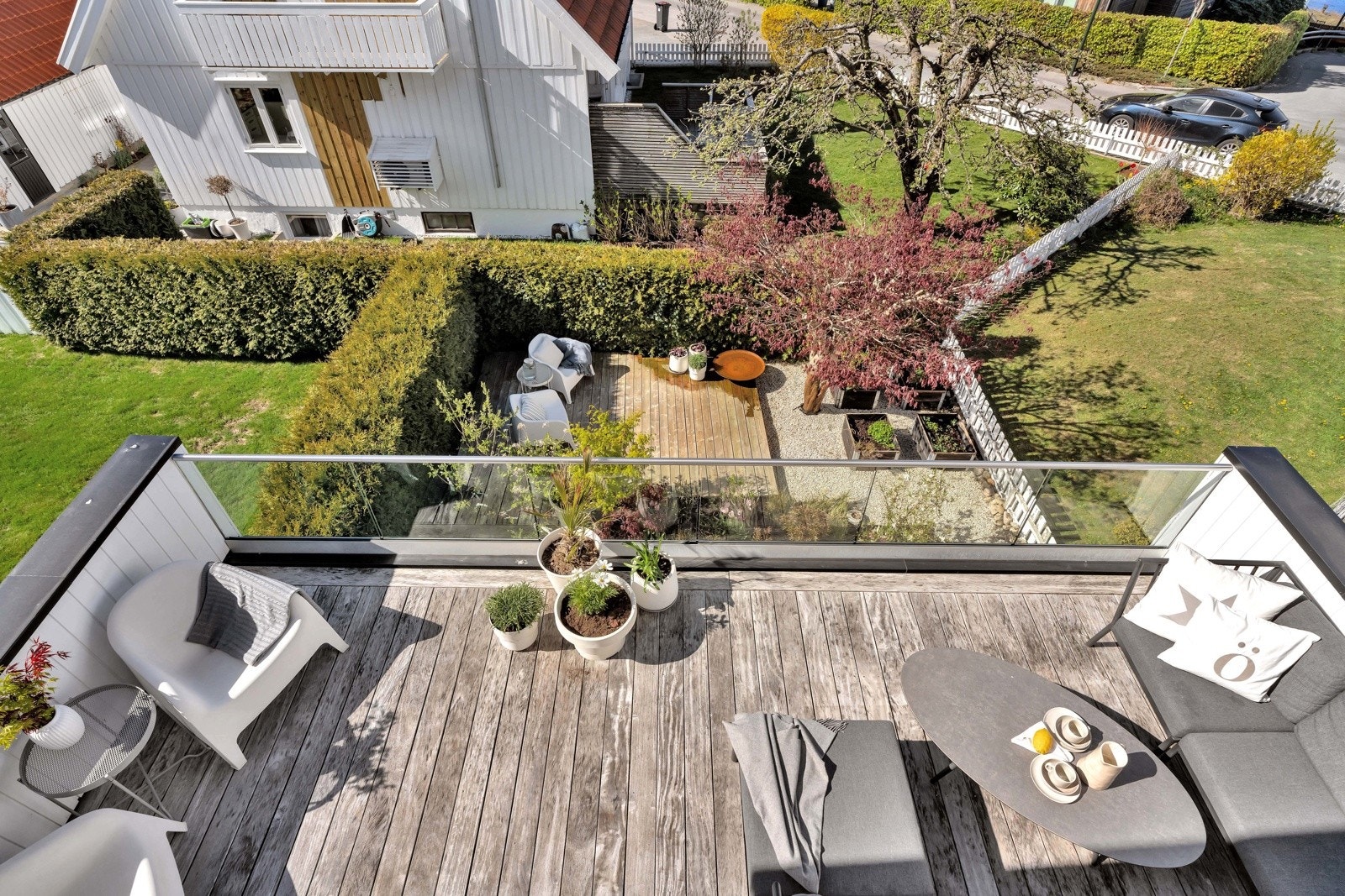 Terrasse og hage over to nivåer. Galleribilde