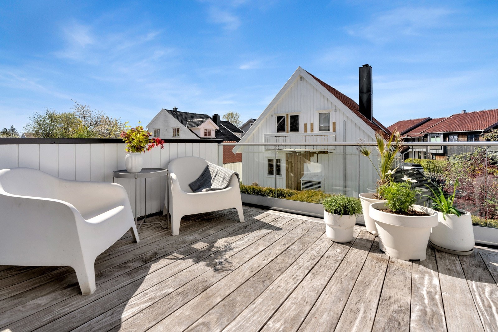 Fra stuen er det utgang til sydvendt veranda med nydelig utsikt. Galleribilde