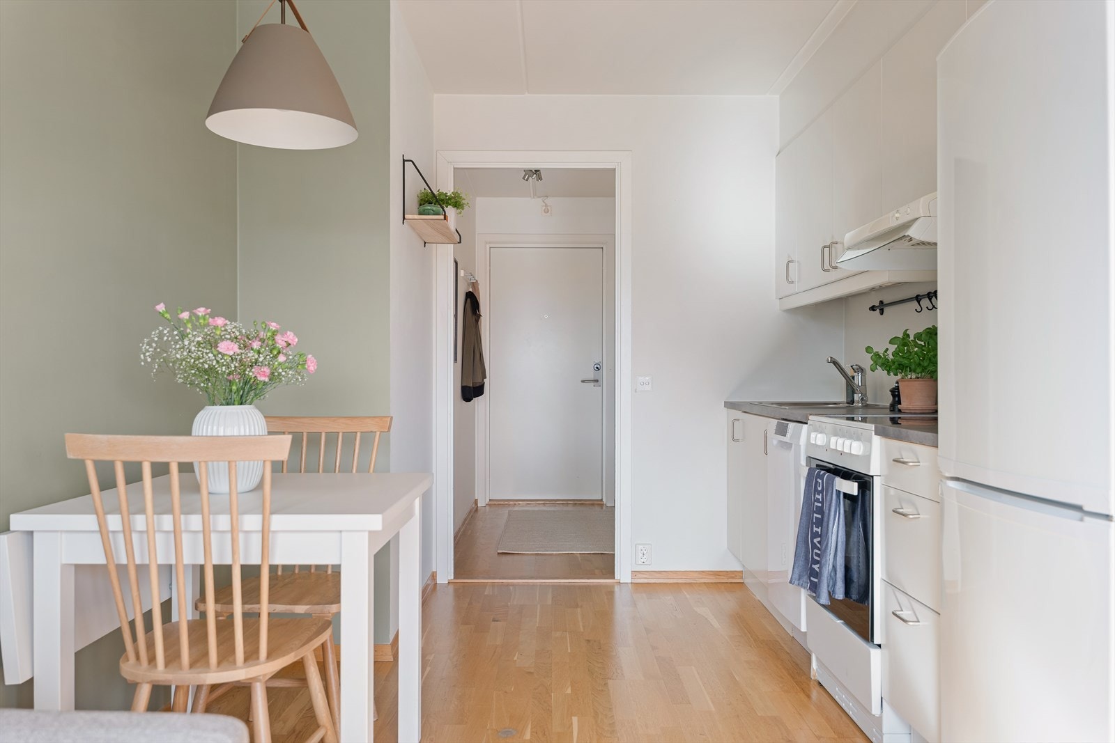 Her har du gode muligheter til å ha en hyggelig spisegruppe, som kan slås ut perfekt for sosiale sammenkomster. Galleribilde